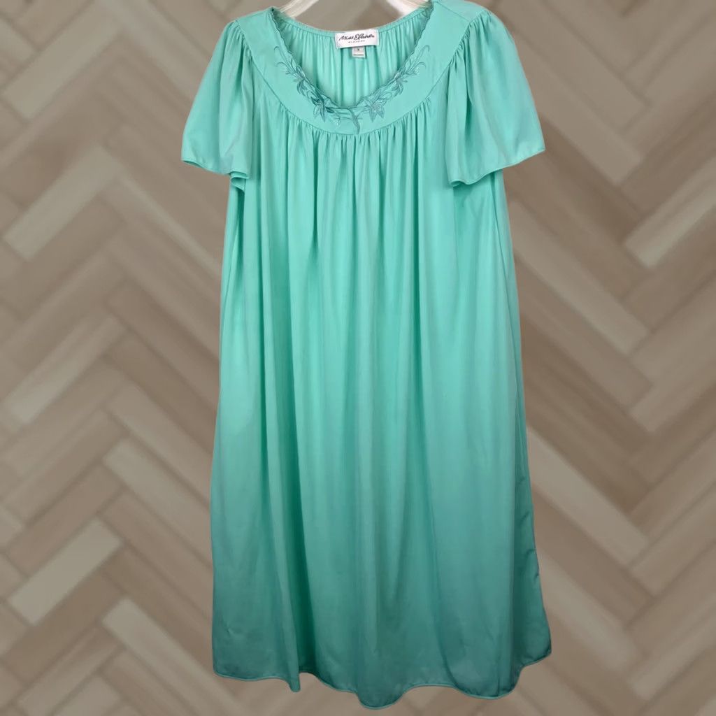 Vintage Miss Elaine Nightgown Small Green Embroidered Nylon Flutter Sleeves Size ONE SIZE - 1 Thumbnail