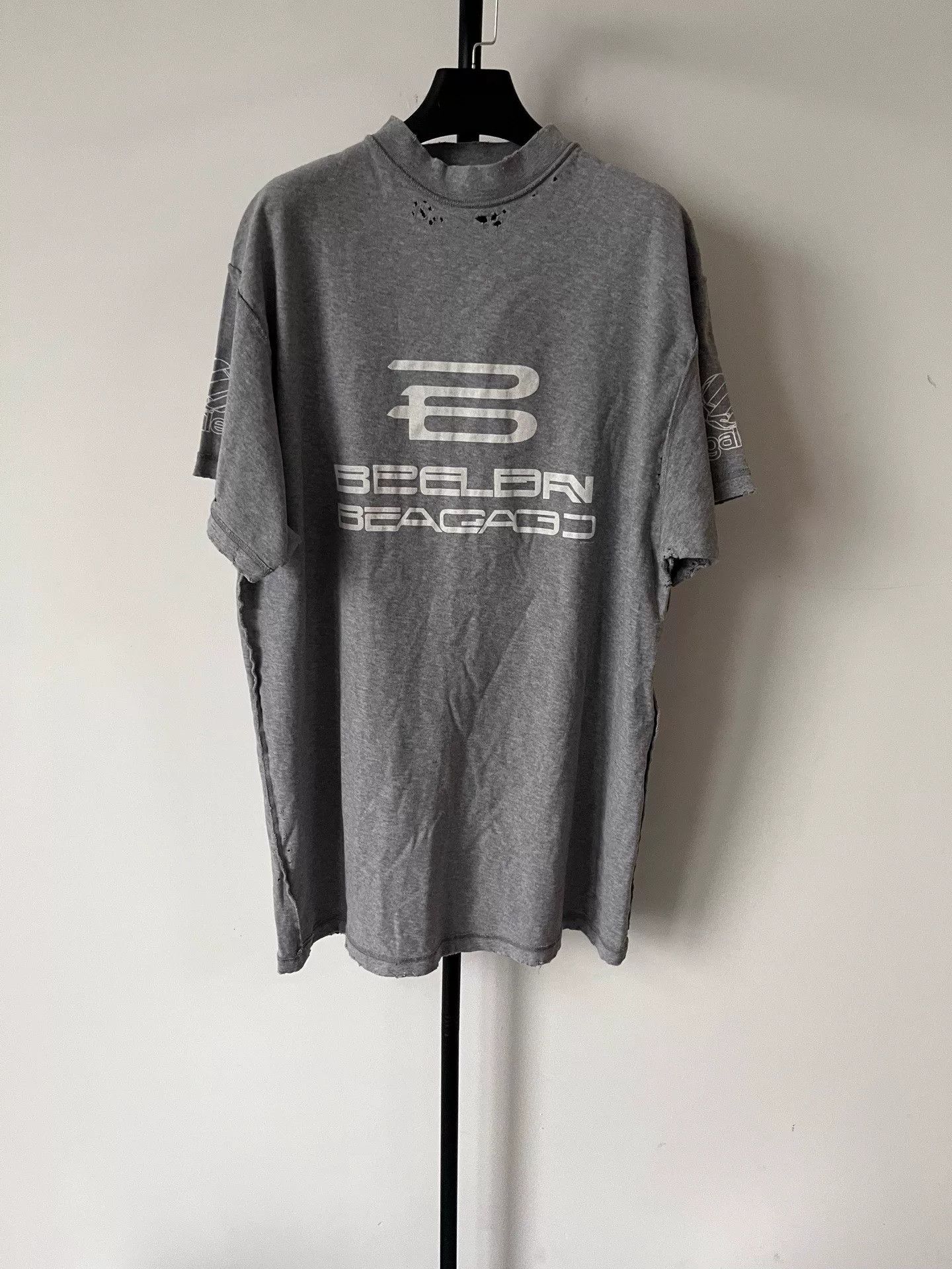 Balenciaga Balenciaga Logo Print Crewneck Oversized T-Shirt Size US S / EU 44-46 / 1 - 1 Thumbnail