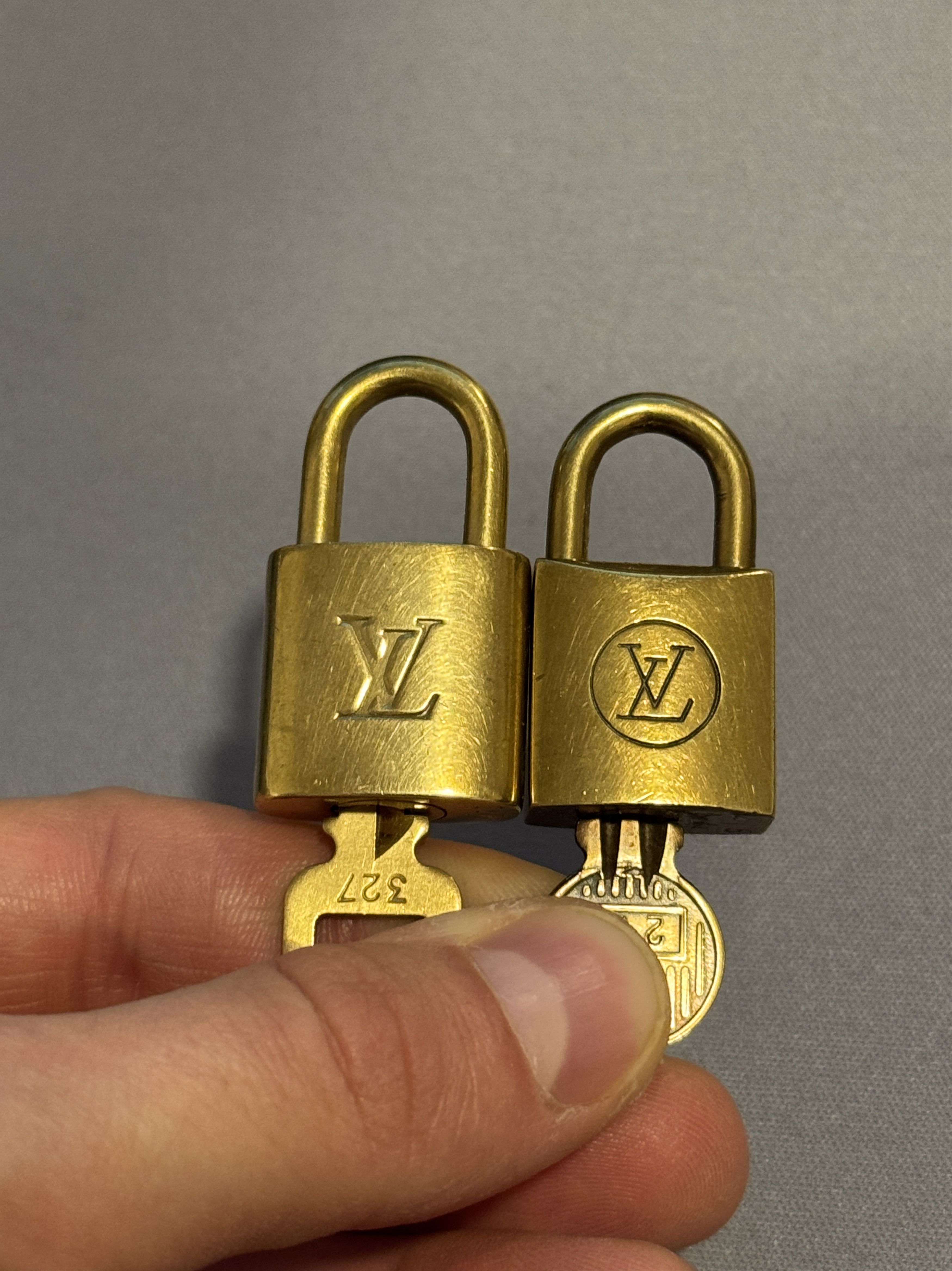 Pre-owned Louis Vuitton Vintage  327 & 215 Lock With Key 026 In Gold