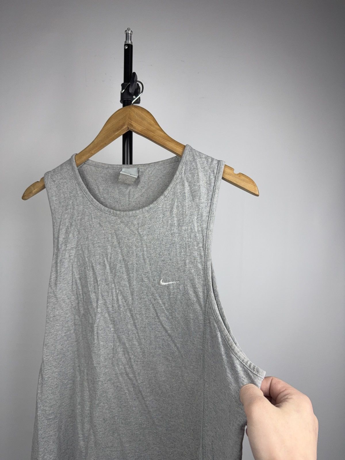 Nike 00s Vintage Nike Minimalist Sleeveless Tank Top Grey Swoosh Size US L / EU 52-54 / 3 - 3 Thumbnail