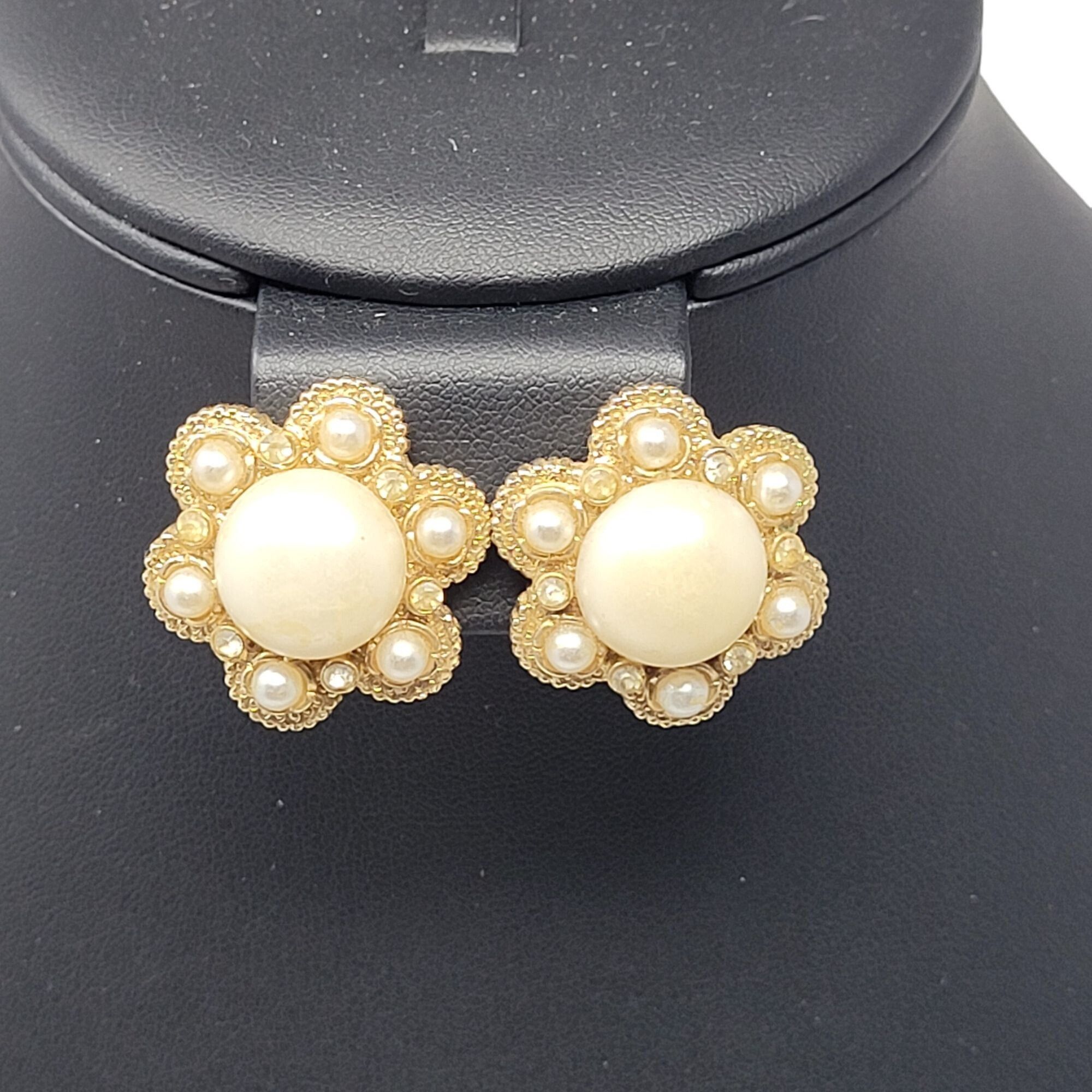 Vintage Vtg Clip-On Earrings Gold-Tone Flower Faux Pearl Size ONE SIZE - 1 Thumbnail