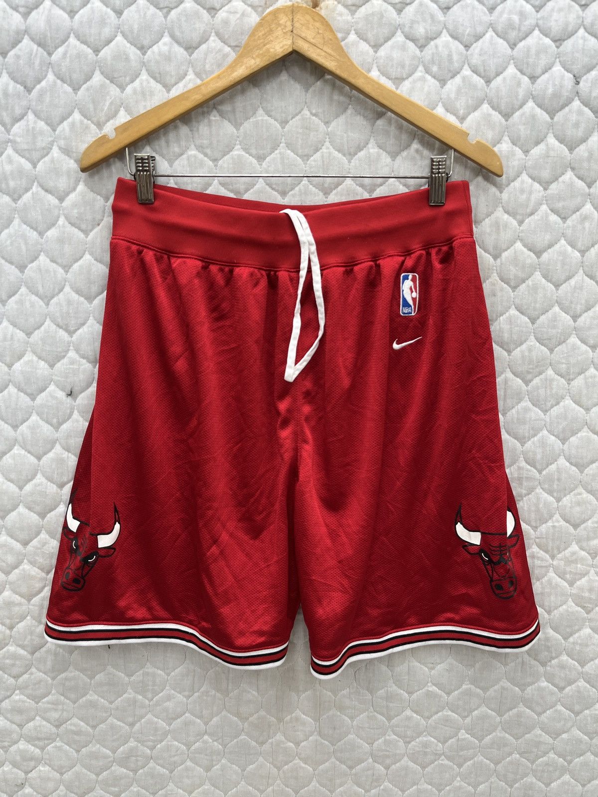 Nike 🔥🔥🔥STEALS VTG NIKE NBA CHICAGO BULLS SHORTS Size US 36 / EU 52 - 1 Thumbnail