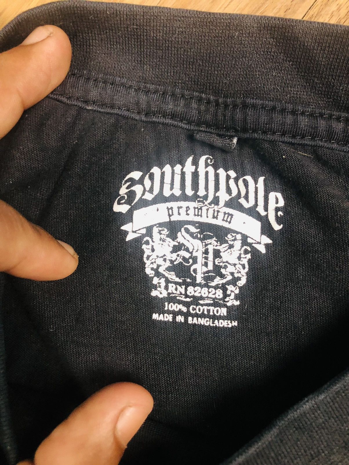 Southpole Southpole XL Black Fleur-de-lis Distressed Graphic Tee (39) Size US XL / EU 56 / 4 - 7 Thumbnail