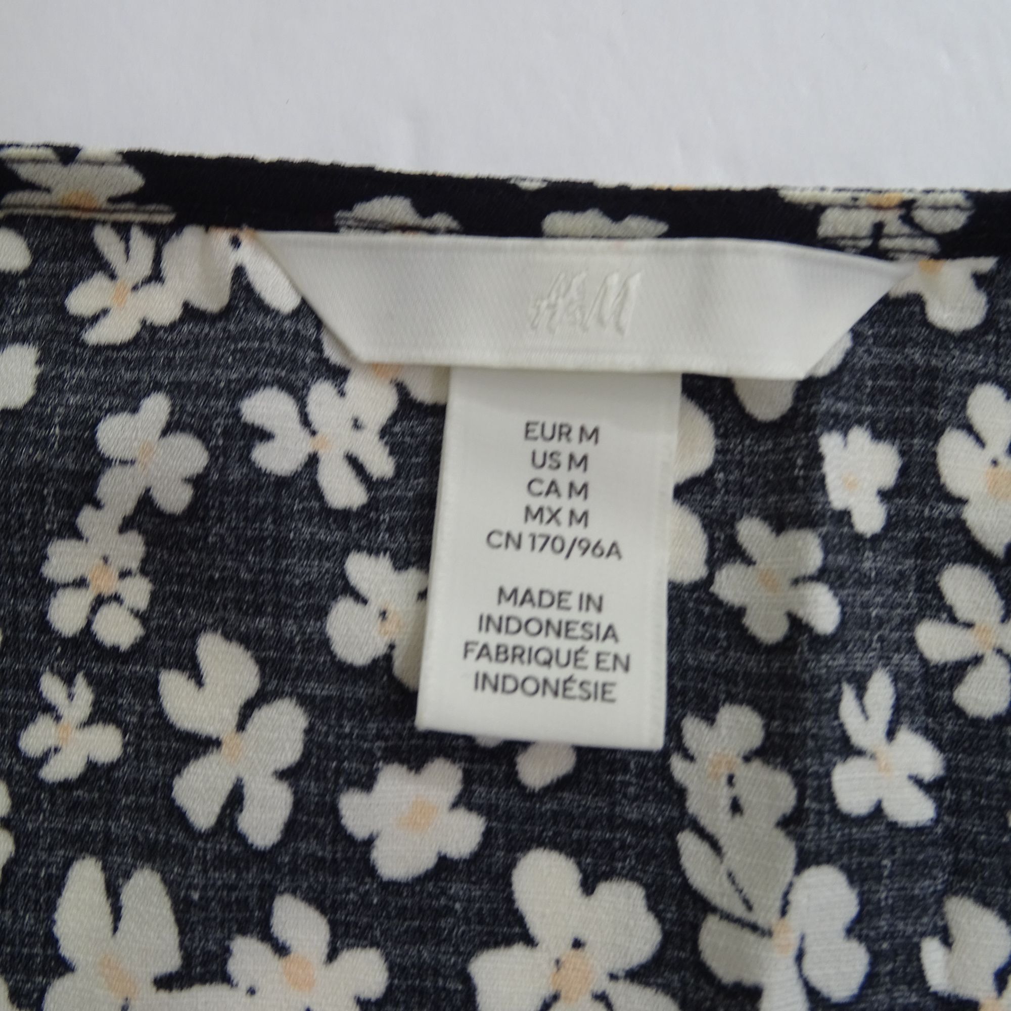H&M H&M Black Floral Crop Top Long Sleeve V-Neck Drawstring Hem Size M / US 6-8 / IT 42-44 - 6 Thumbnail