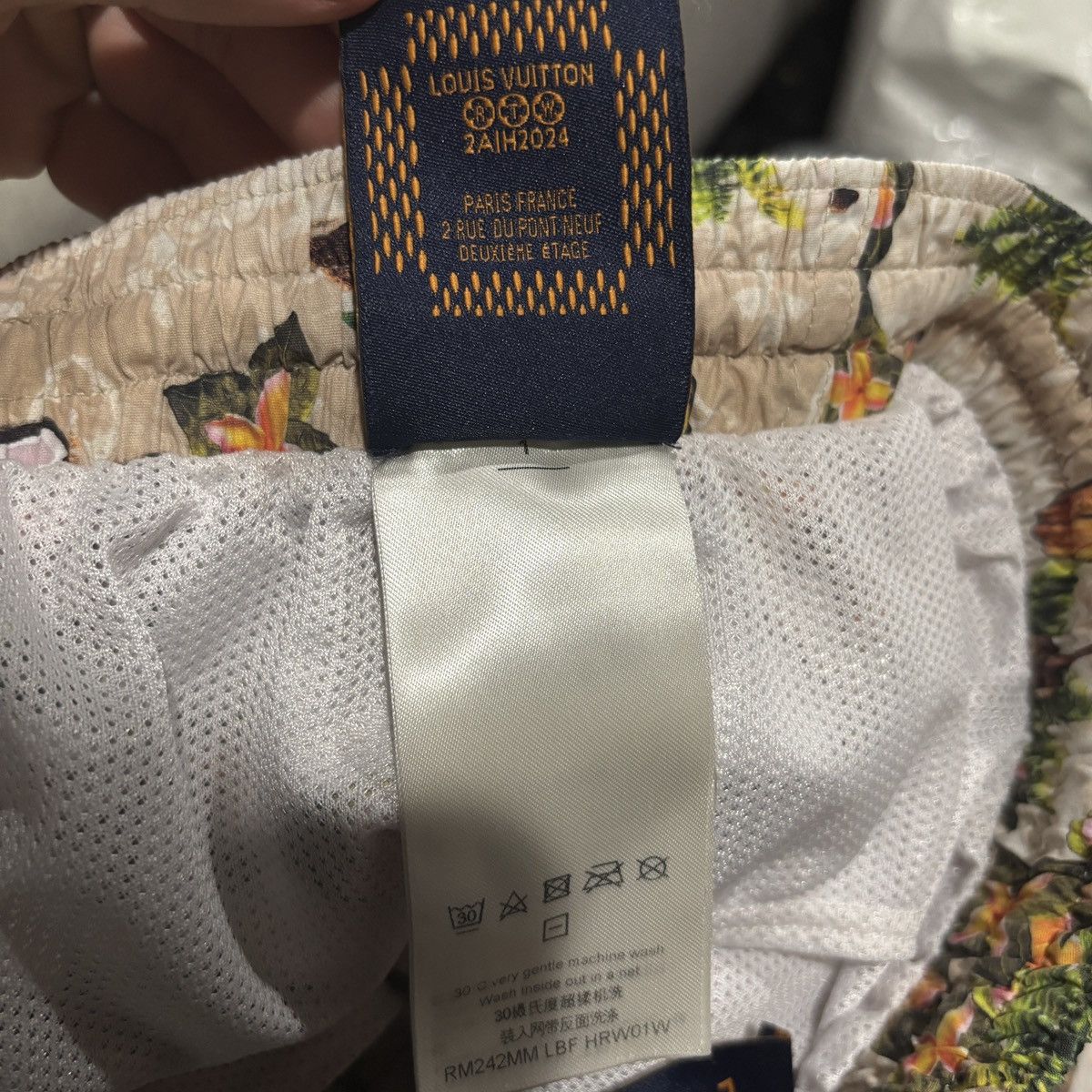 Louis Vuitton VERY RARE LOUIS VUITTON SAND BEACH PRINT SWIMSHORTS Size US 30 / EU 46 - 7 Thumbnail