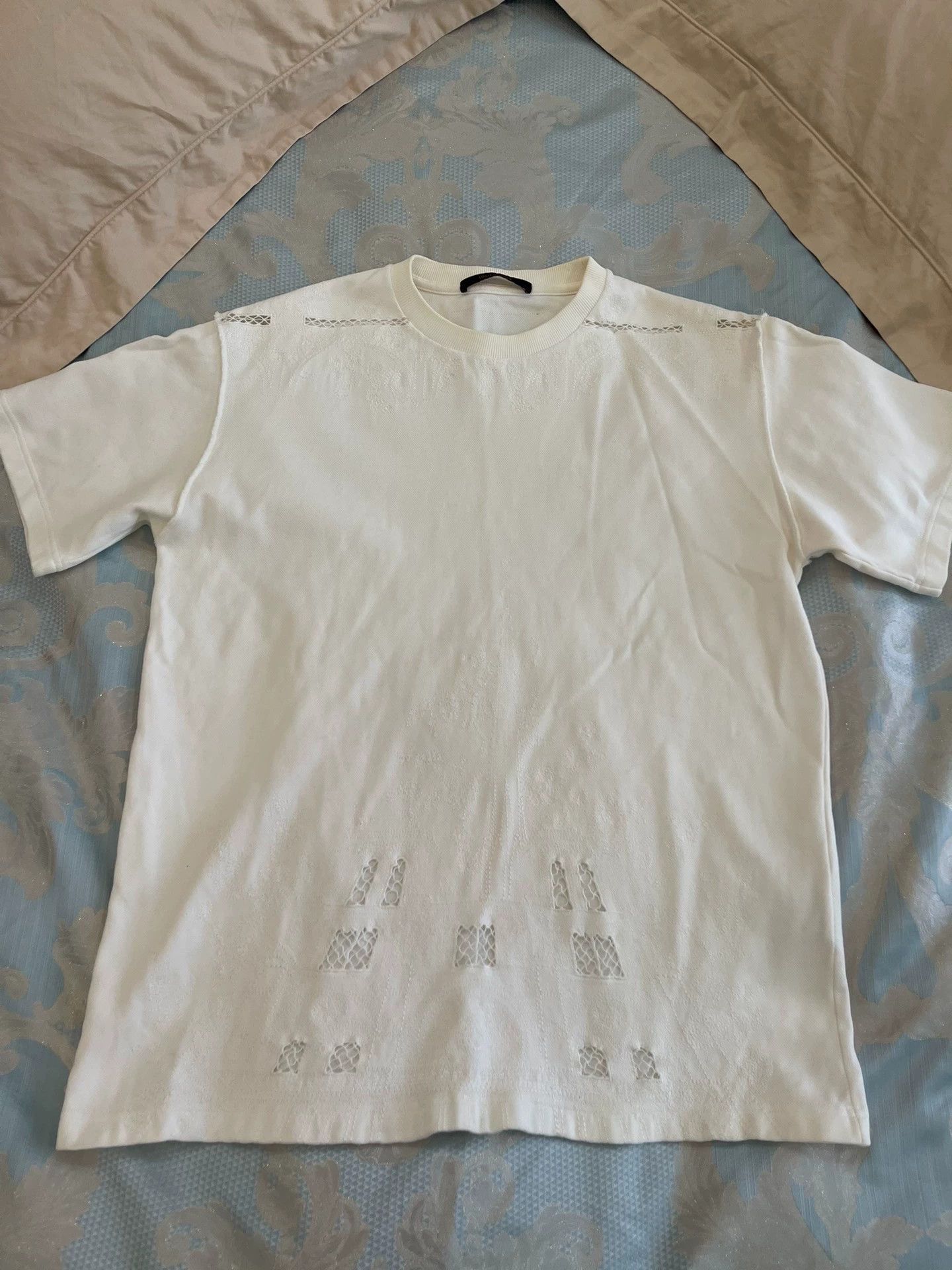 Louis Vuitton LV Opera Cutout Embroidered Sleeve Outer Stitch L T-Shirt Size US L / EU 52-54 / 3 - 1 Thumbnail