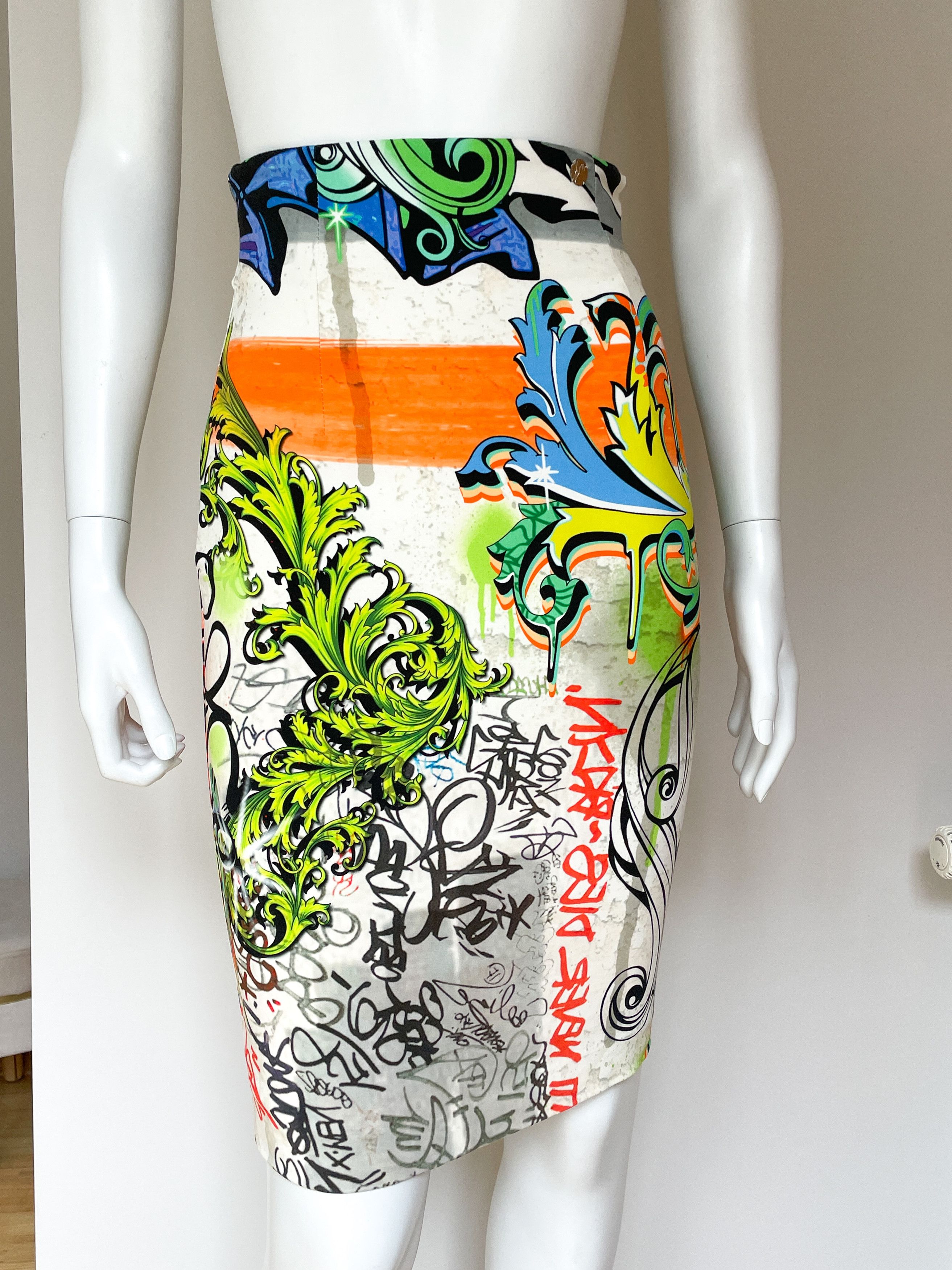Versace graffiti skirt Size 25" / US 0 / IT 36 - 1 Thumbnail
