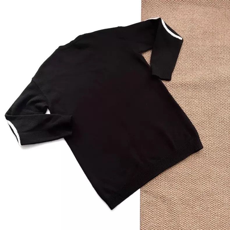 Valentino Valentino Black Big V sweater Size XS / US 0-2 / IT 36-38 - 2 Thumbnail