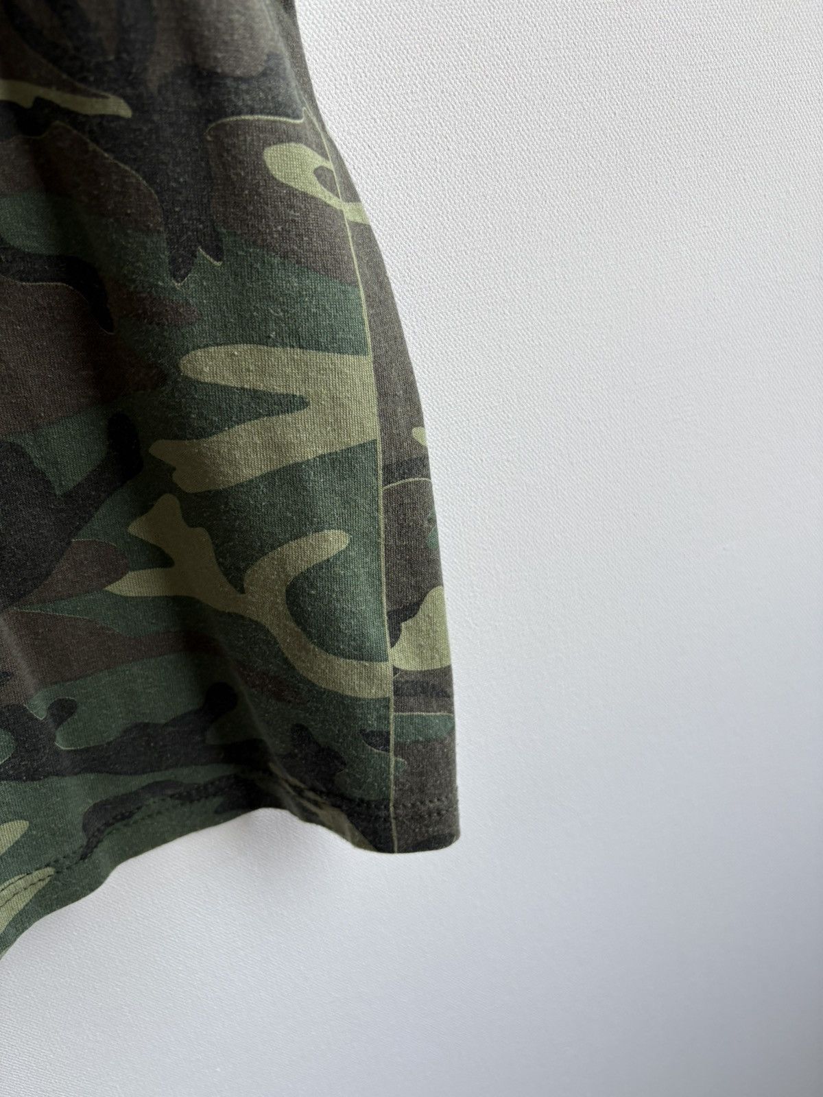 Vintage Vintage Streetwear 90s Faded Camo Gun Store T-shirt Size US L / EU 52-54 / 3 - 8 Thumbnail