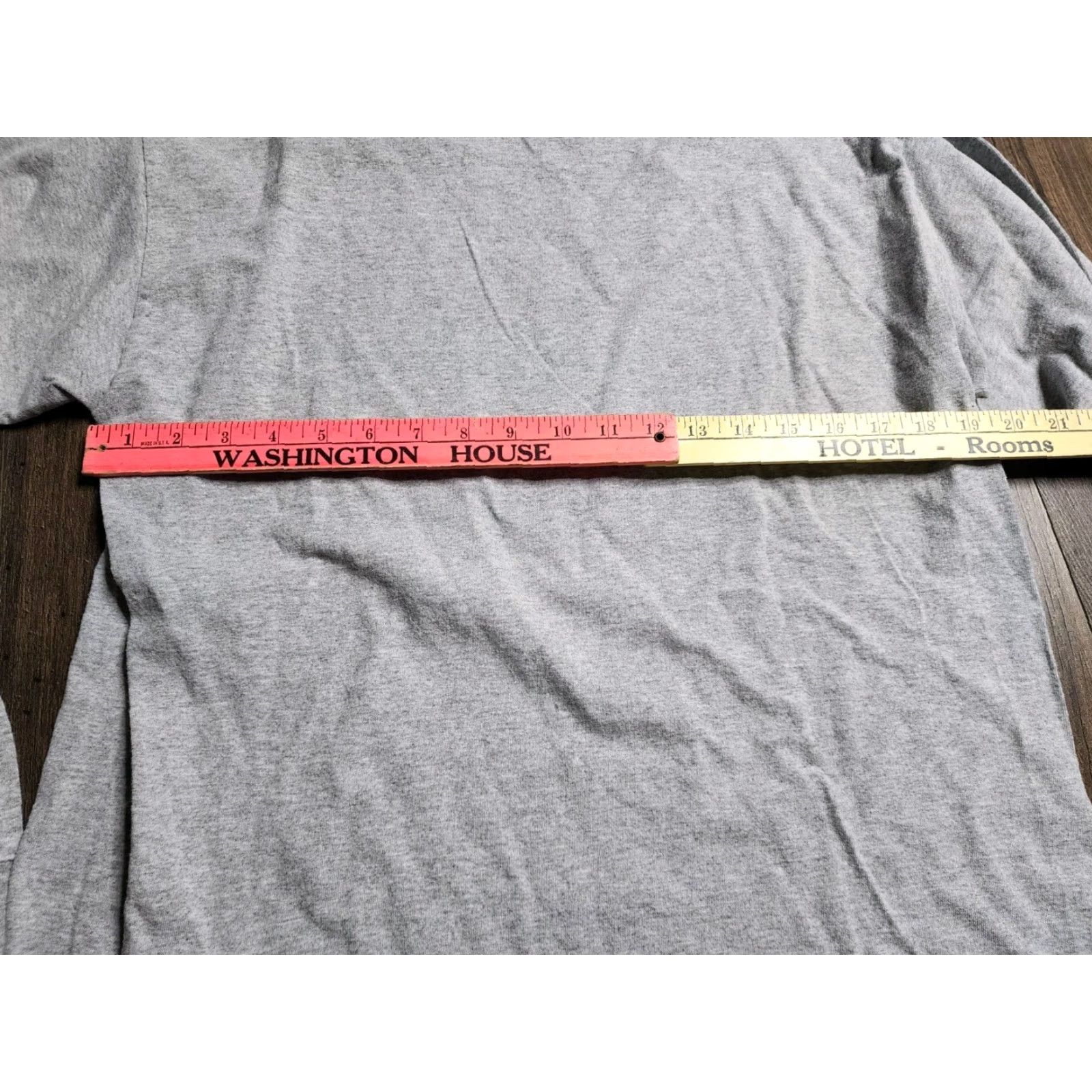 Gildan VINTAGE Gildan University T-Shirt Long Sleeve Crew Neck Men L Gray 2002 Distressed Shirt Mens Size US L / EU 52-54 / 3 - 5 Thumbnail