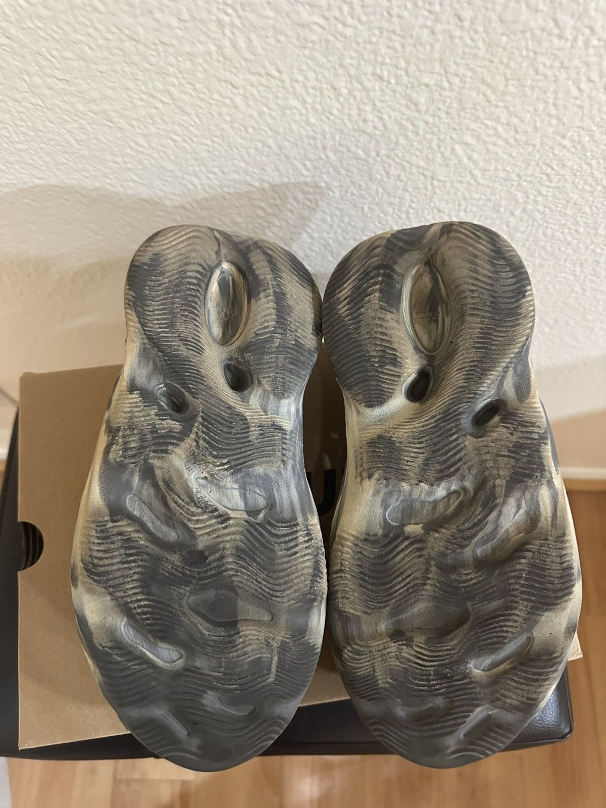 Adidas × Kanye West Adidas Yeezy Foam RNNR MXT Moon Gray Size US 9 / EU 42 - 2 Thumbnail