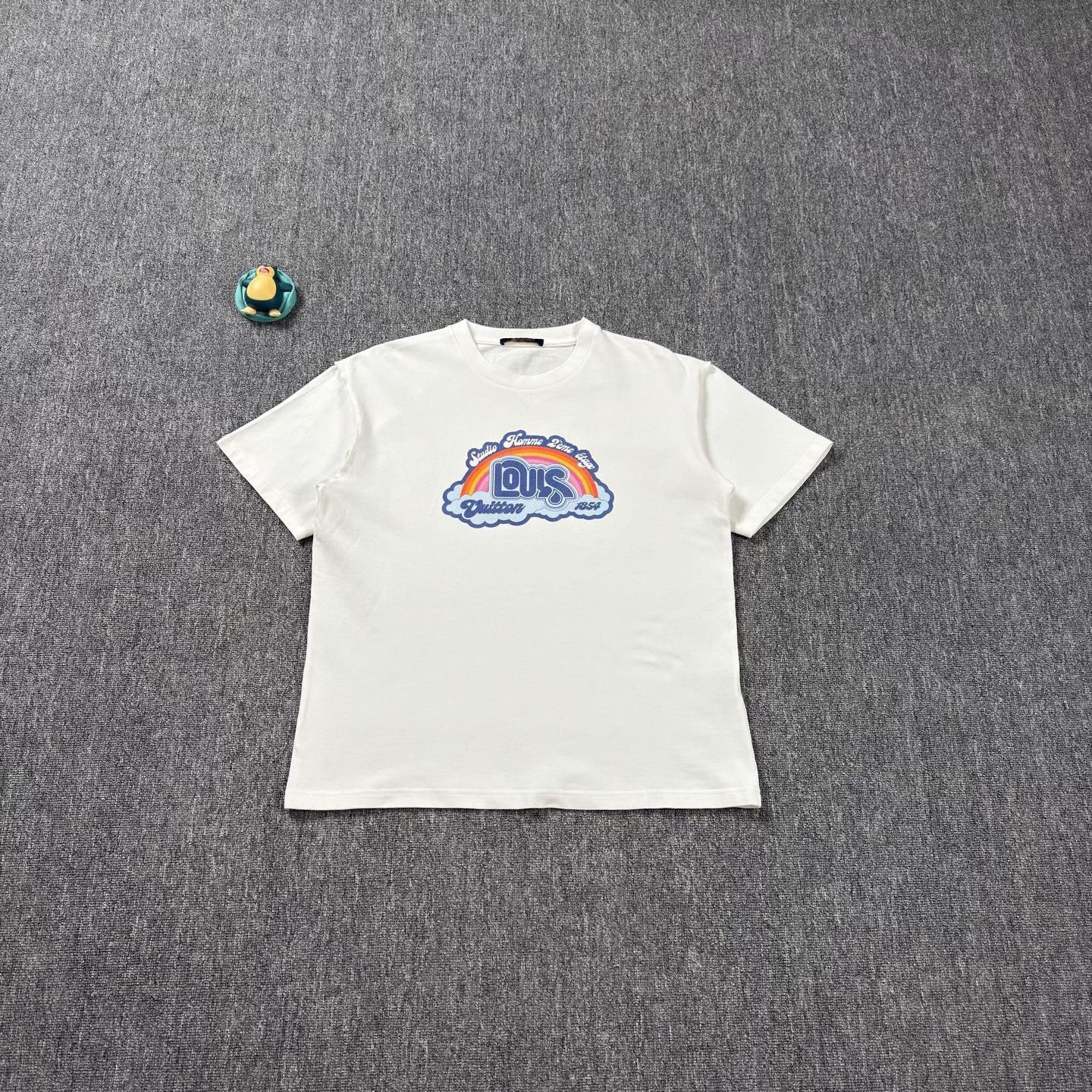 Louis Vuitton LV White Rainbow Short-sleeve Tee Size US XL / EU 56 / 4 - 1 Thumbnail