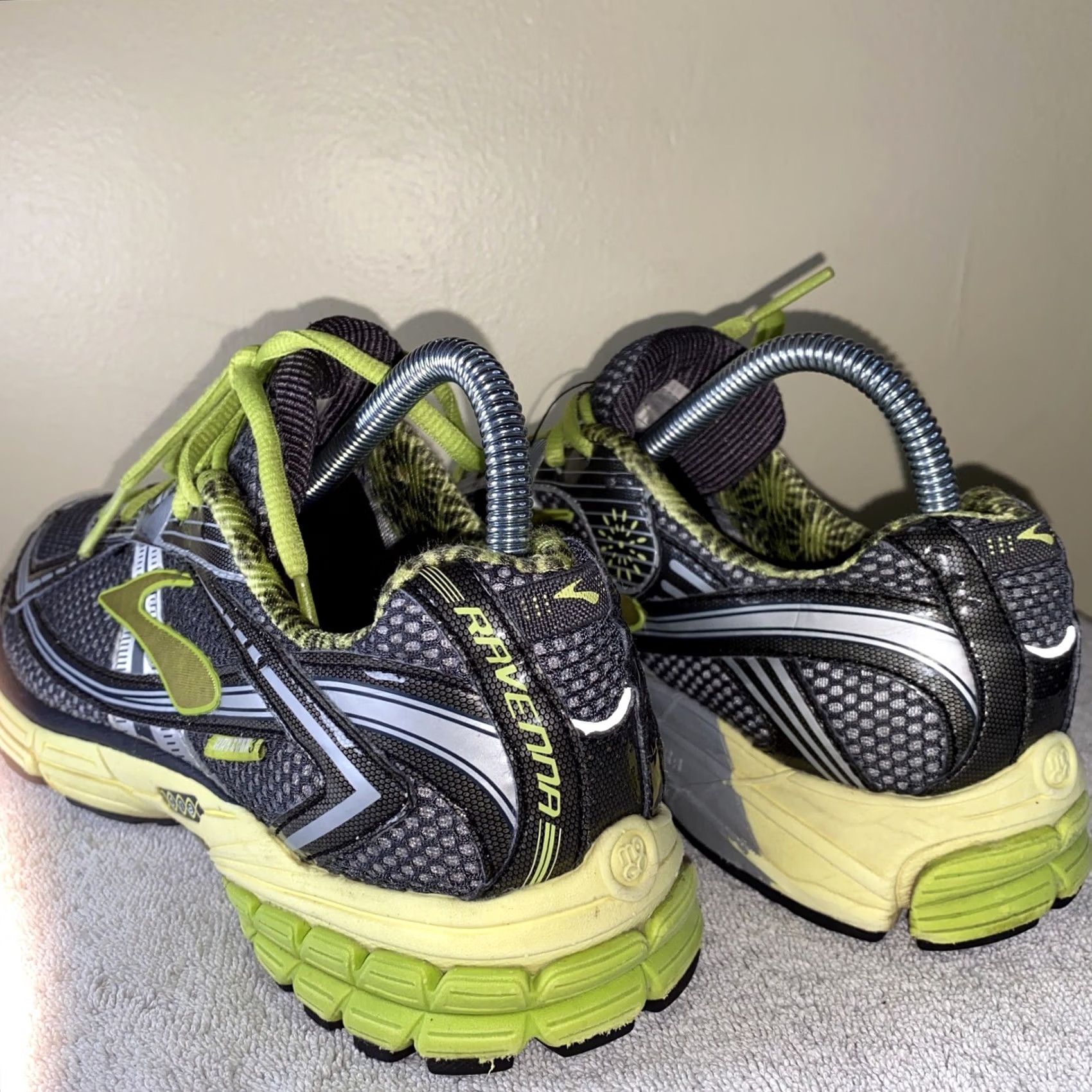 Brooks BROOKS Ravenna Women’s Sneaker 8.5 Grey Neon Green Brook Ravenna Gray Nike? Size US 9 / IT 39 - 4 Thumbnail