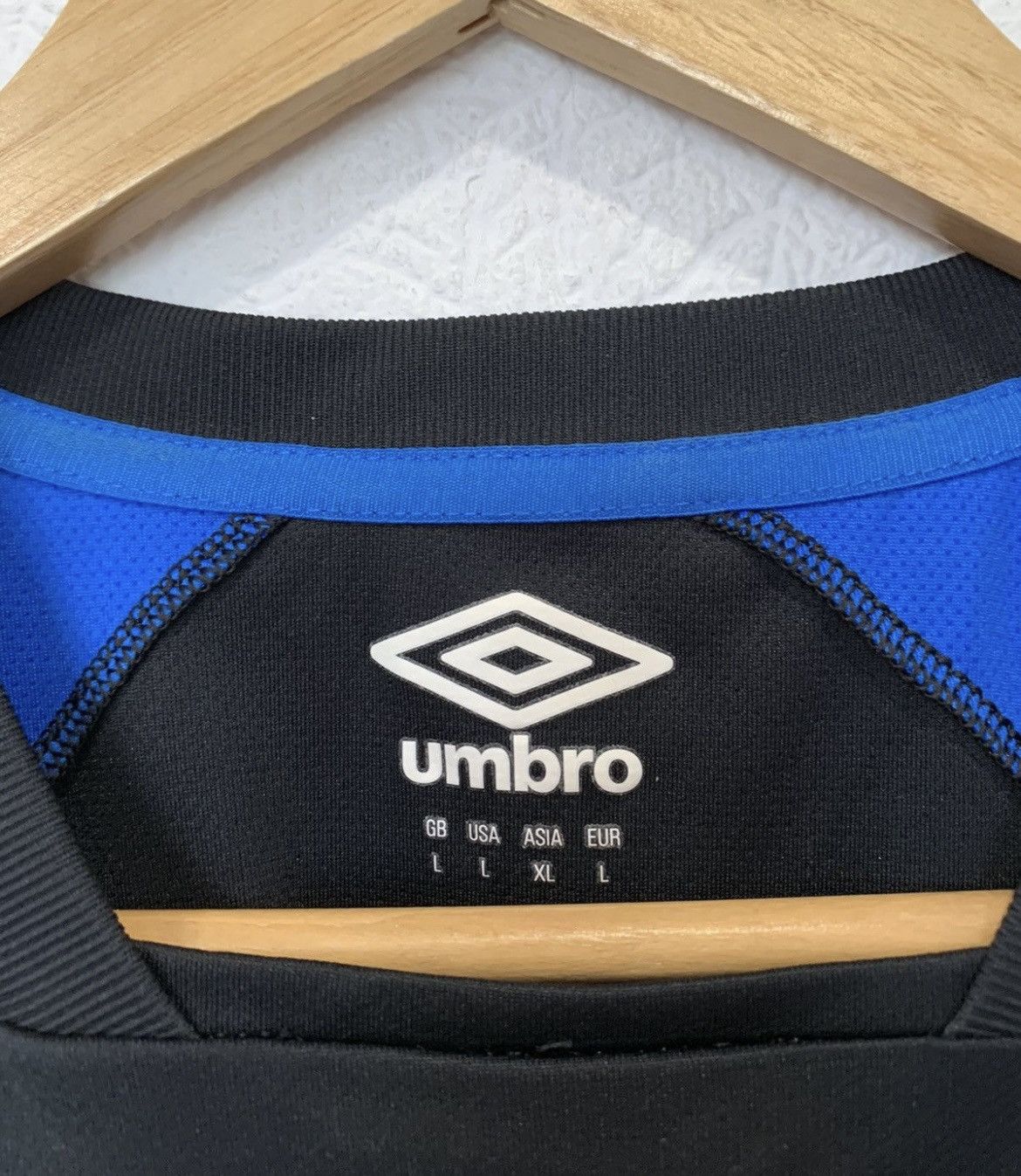 Umbro EVERTON UMBRO BLACK TRAINING JERSEY SOCCER FOOTBALL Size US L / EU 52-54 / 3 - 4 Thumbnail