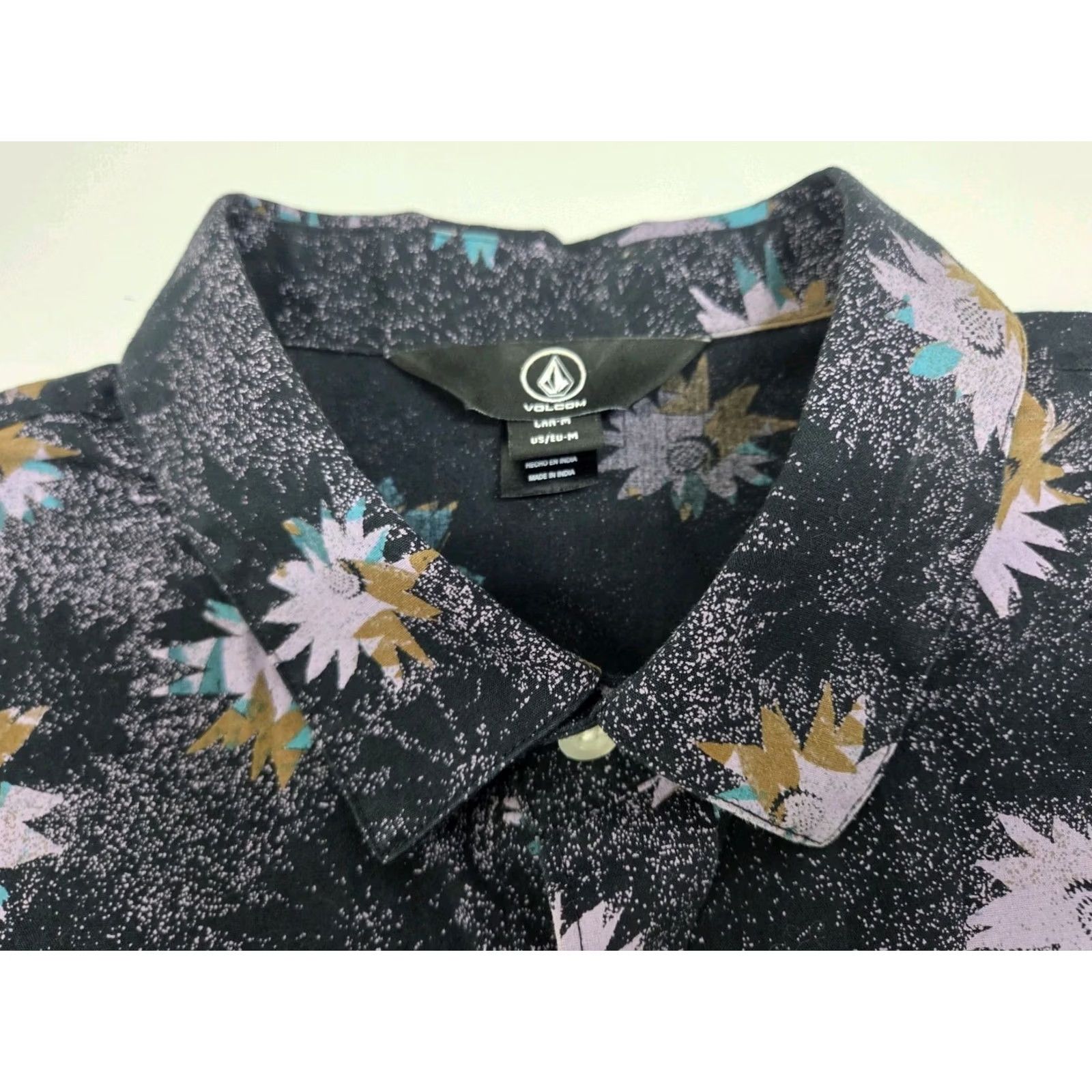 Volcom Volcom Men’s Short Sleeve Button Up Floral Shirt Blk/Purple Size M Button-Up Casual Beach Hawaiian 90s Mens Size US M / EU 48-50 / 2 - 2 Thumbnail