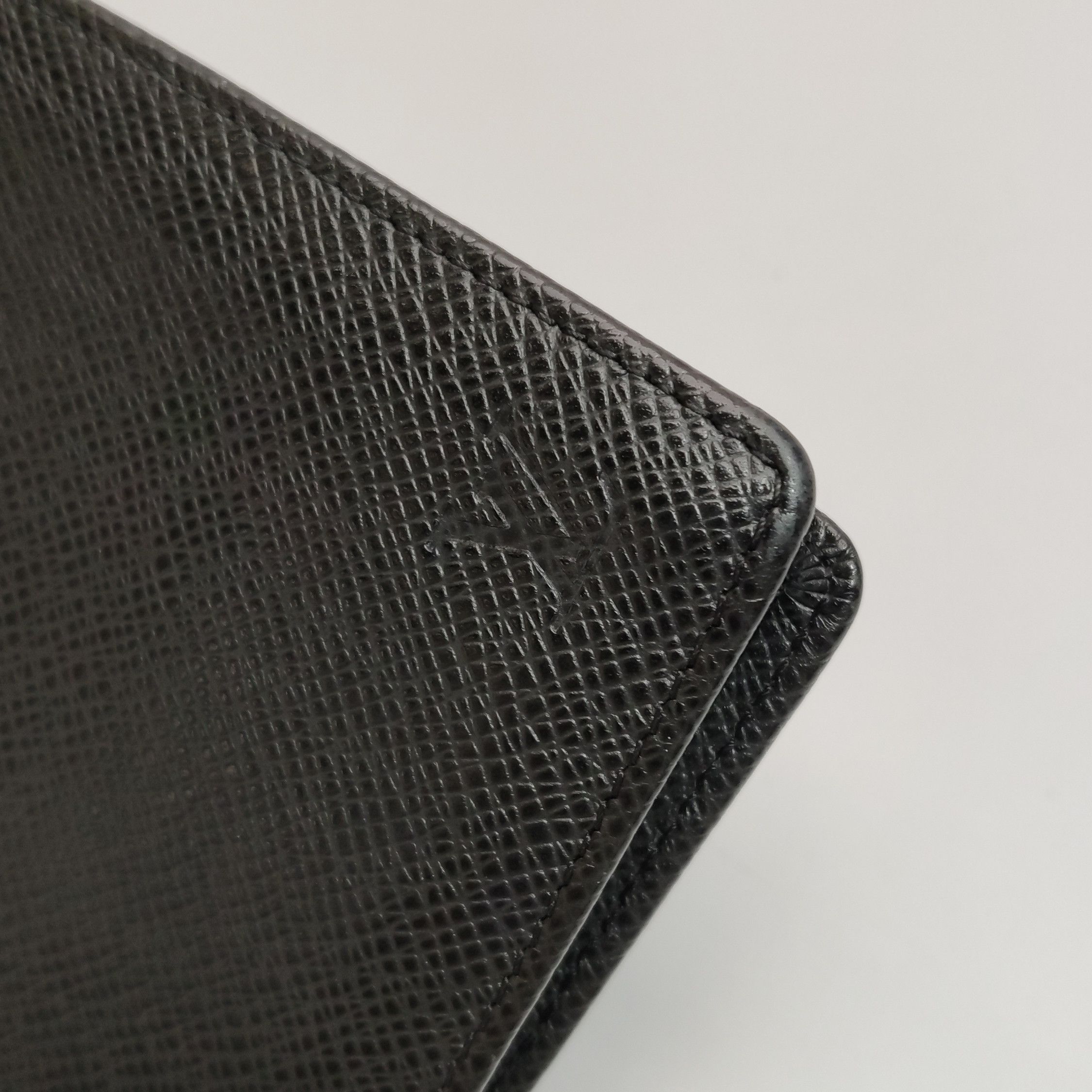 Louis Vuitton Louis Vuitton (LV) Brazza leather solid color bi-fold walle Size ONE SIZE - 6 Thumbnail