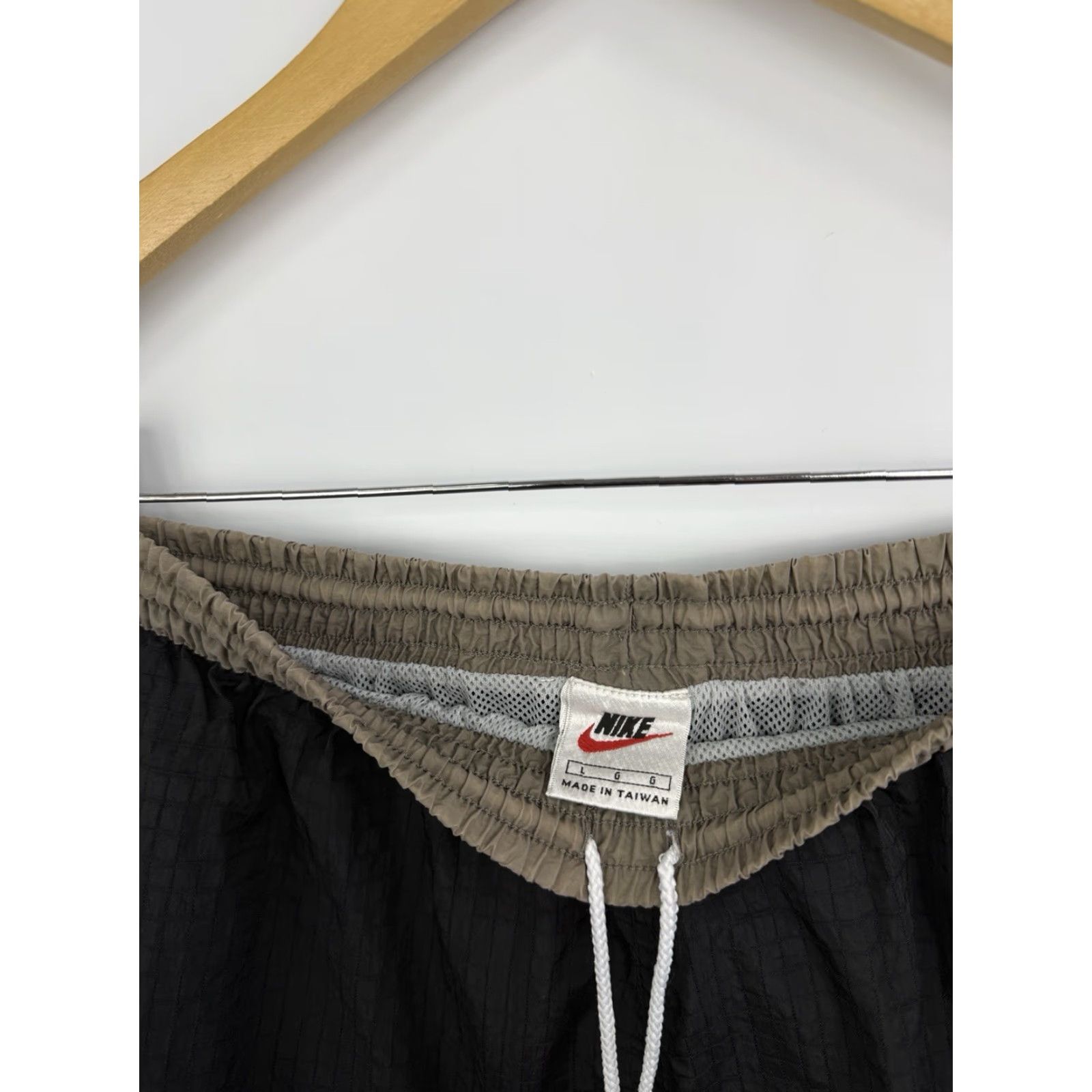 Nike VINTAGE Nike Nylon Shorts Mens 90s Black L Athletic Rare Retro Hype Y2K Size US 33 - 5 Thumbnail