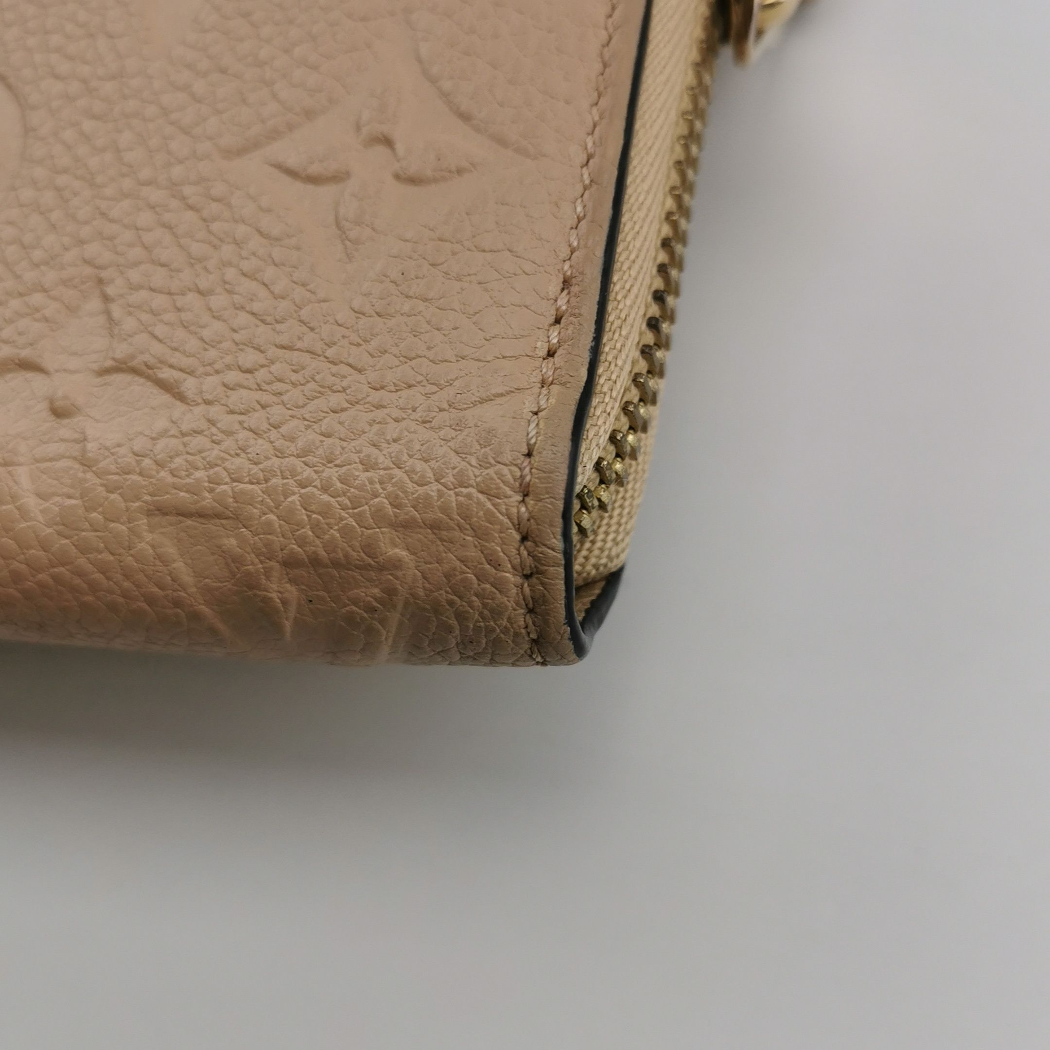Louis Vuitton Louis Vuitton (LV) Zippy leather embossed monogram zip arou Size ONE SIZE - 8 Thumbnail