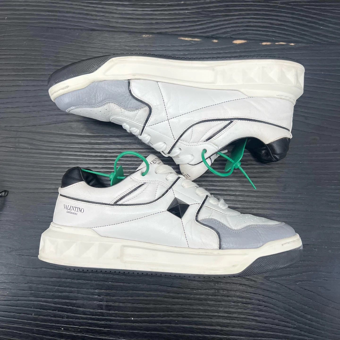 Valentino Valentino One Stud White/Black Sneakers 40 Good Cond Size US 7 / EU 40 - 4 Thumbnail