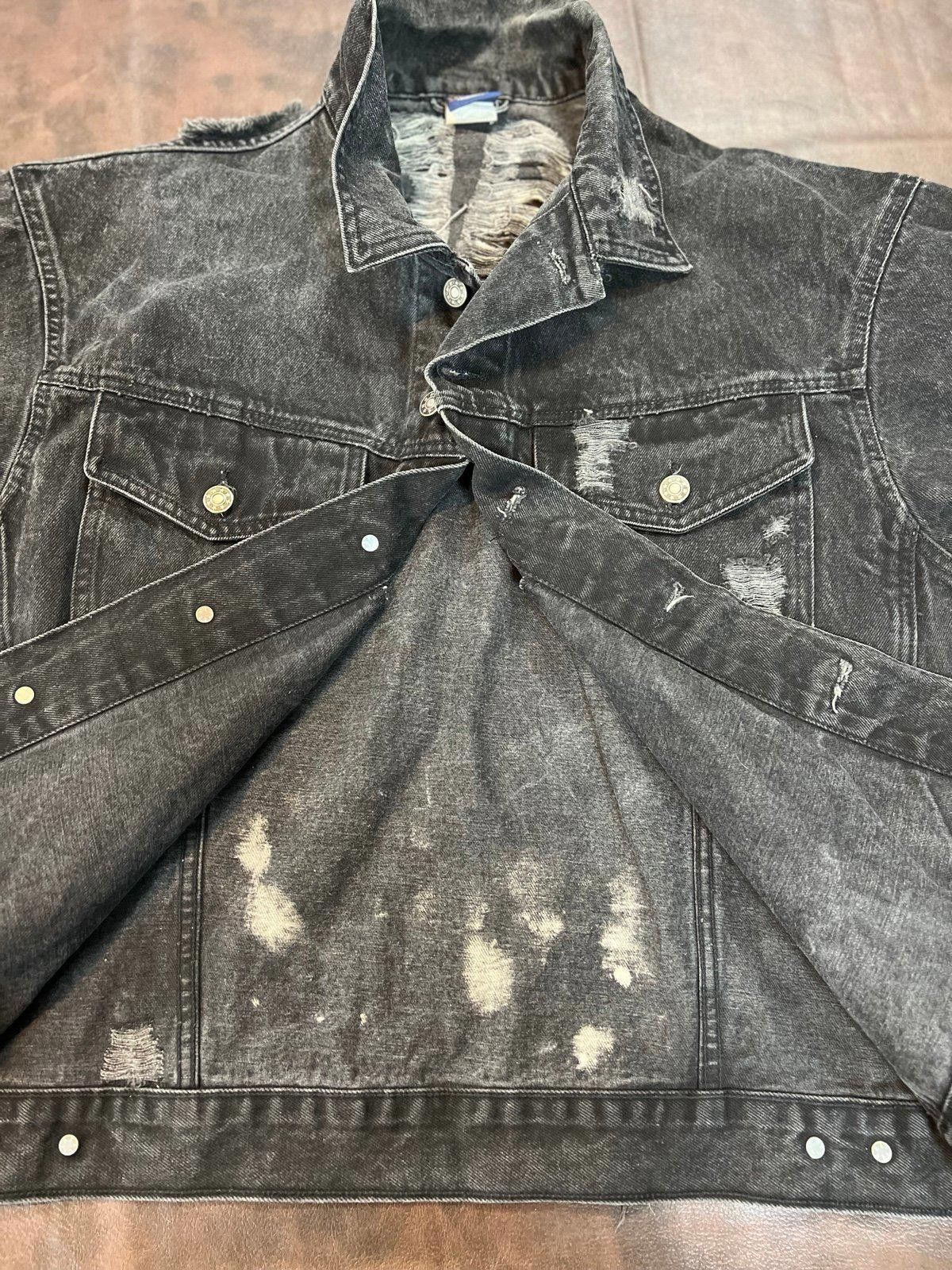 Designer Distressed Black Denim Jacket with Graphic Design Size XXL / US 16-18 / IT 52-54 - 8 Thumbnail
