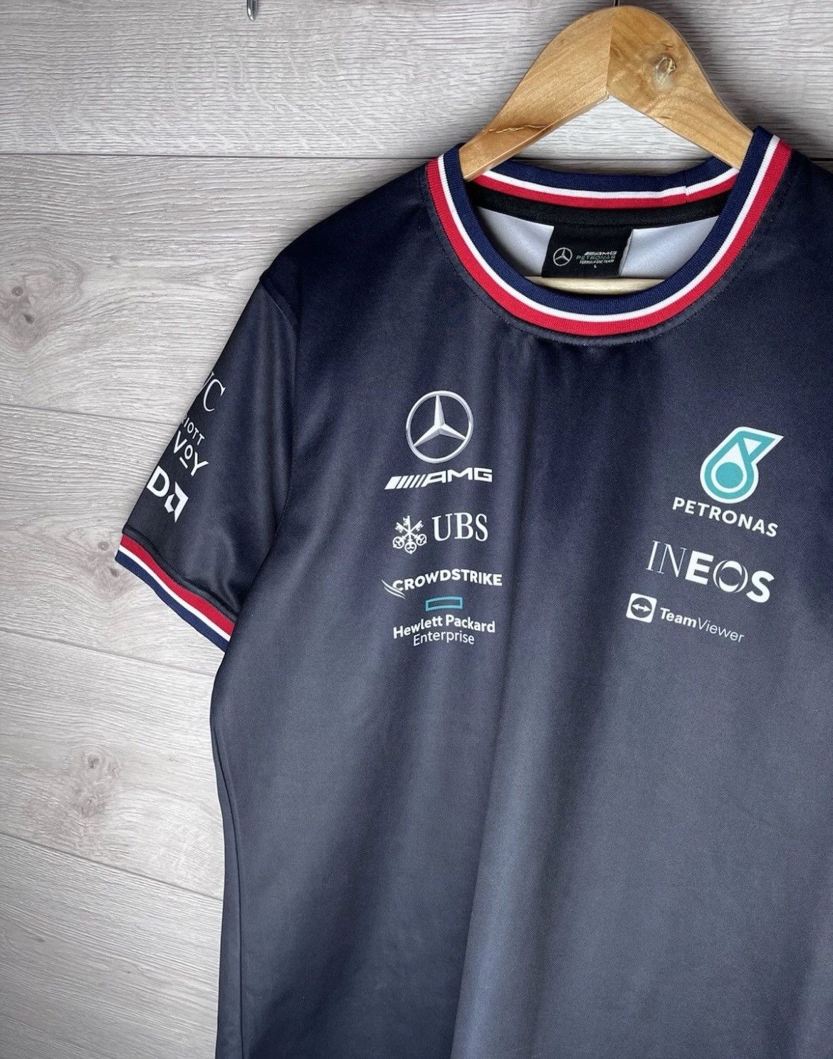 Other Men’s t-shirt Mercedes AMG Petronas F1 size M vintage Size US L / EU 52-54 / 3 - 4 Thumbnail