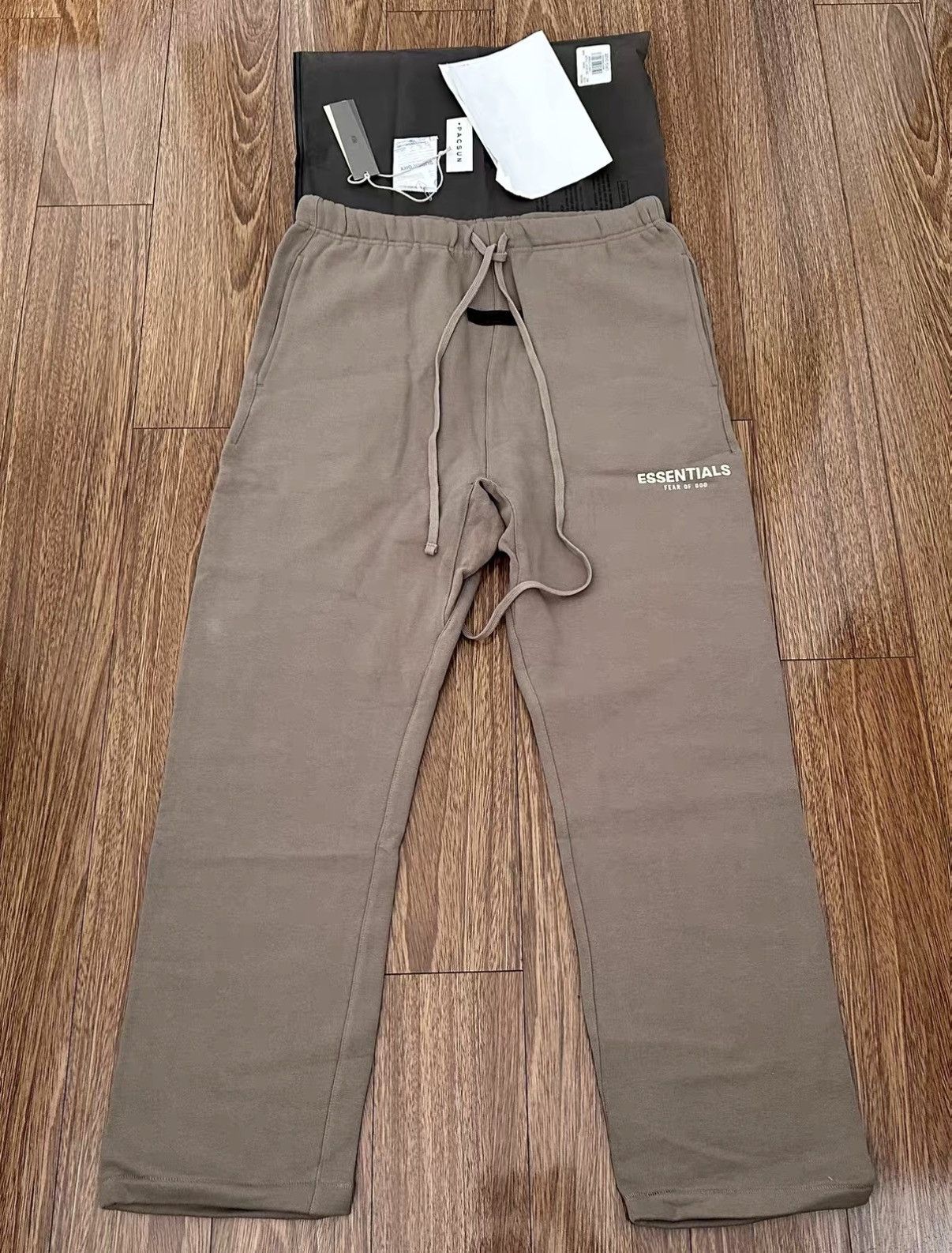 Fear of God Fear of God Essentials FW22 Relaxed Sweatpant Smoke Size US 36 / EU 52 - 1 Thumbnail