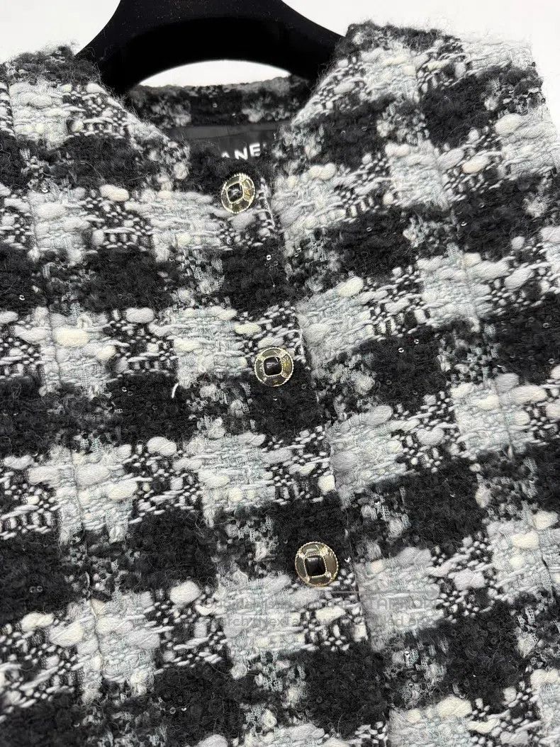 Chanel Chanel Gray tweed plaid vest jacket Size XS / US 0-2 / IT 36-38 - 2 Thumbnail