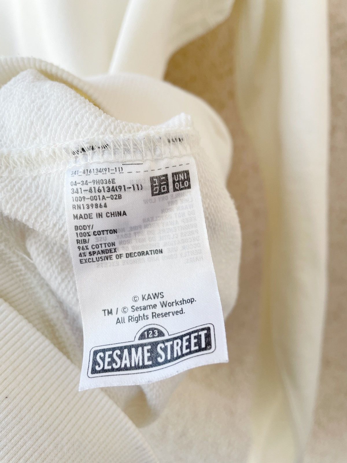 Kaws × Uniqlo Kaws x Uniqlo White Sweatshirt – Size L – Men Cartoon Faces Size US L / EU 52-54 / 3 - 8 Thumbnail