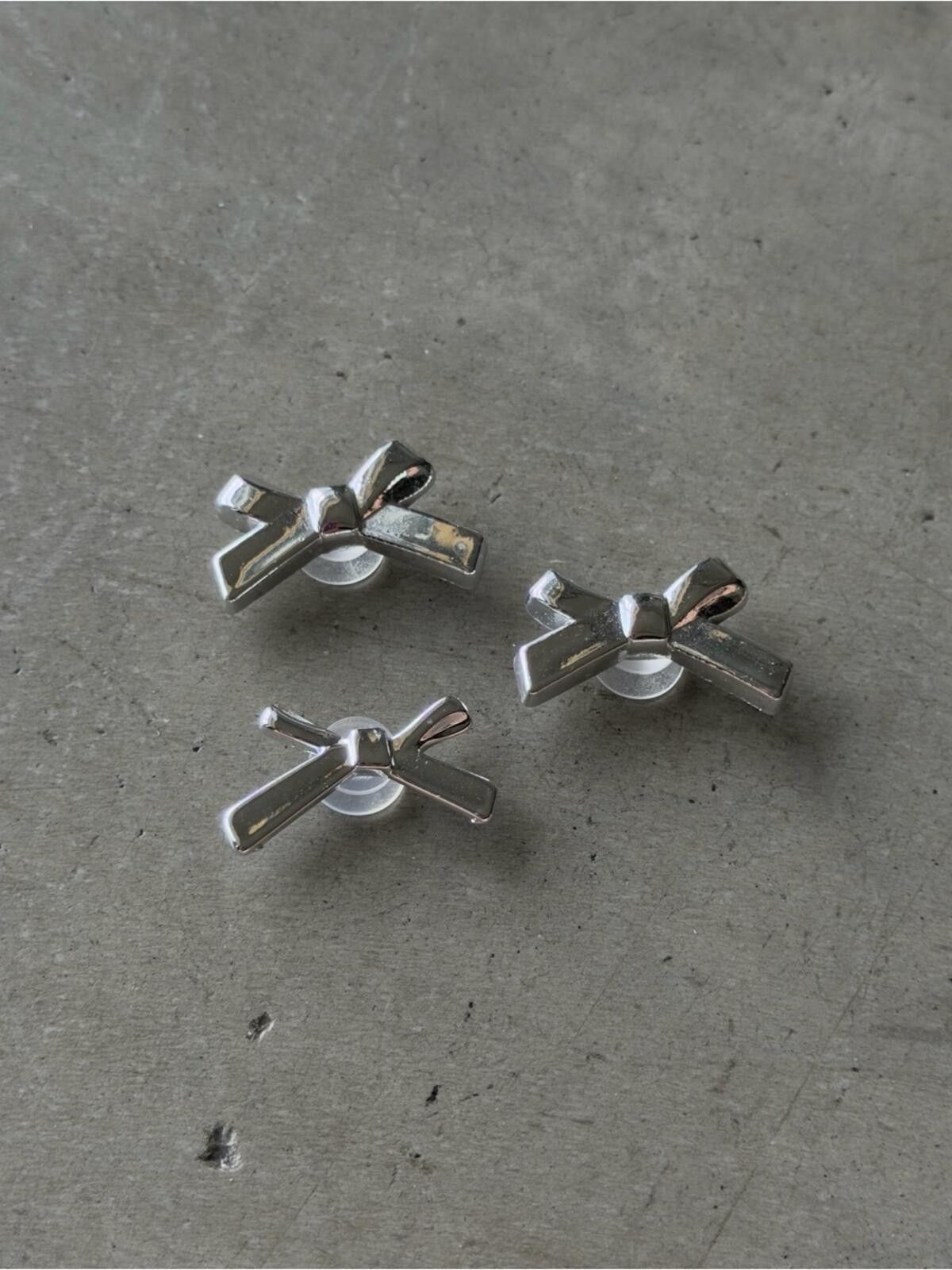 Crocs Silver Bow Croc Charms / Jibbitz Set / Pack of 3 Size ONE SIZE - 1 Thumbnail