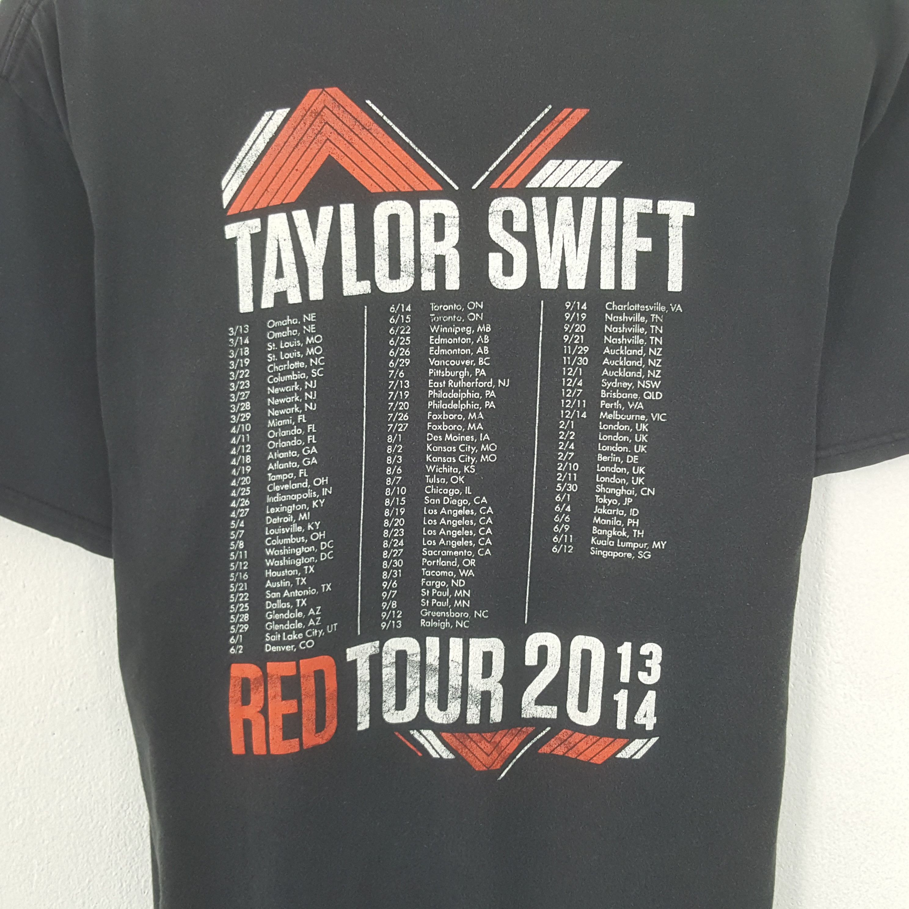 Band Tees Vintage Tailor Swift American Singer Red Tour Tshirt Size US M / EU 48-50 / 2 - 4 Thumbnail