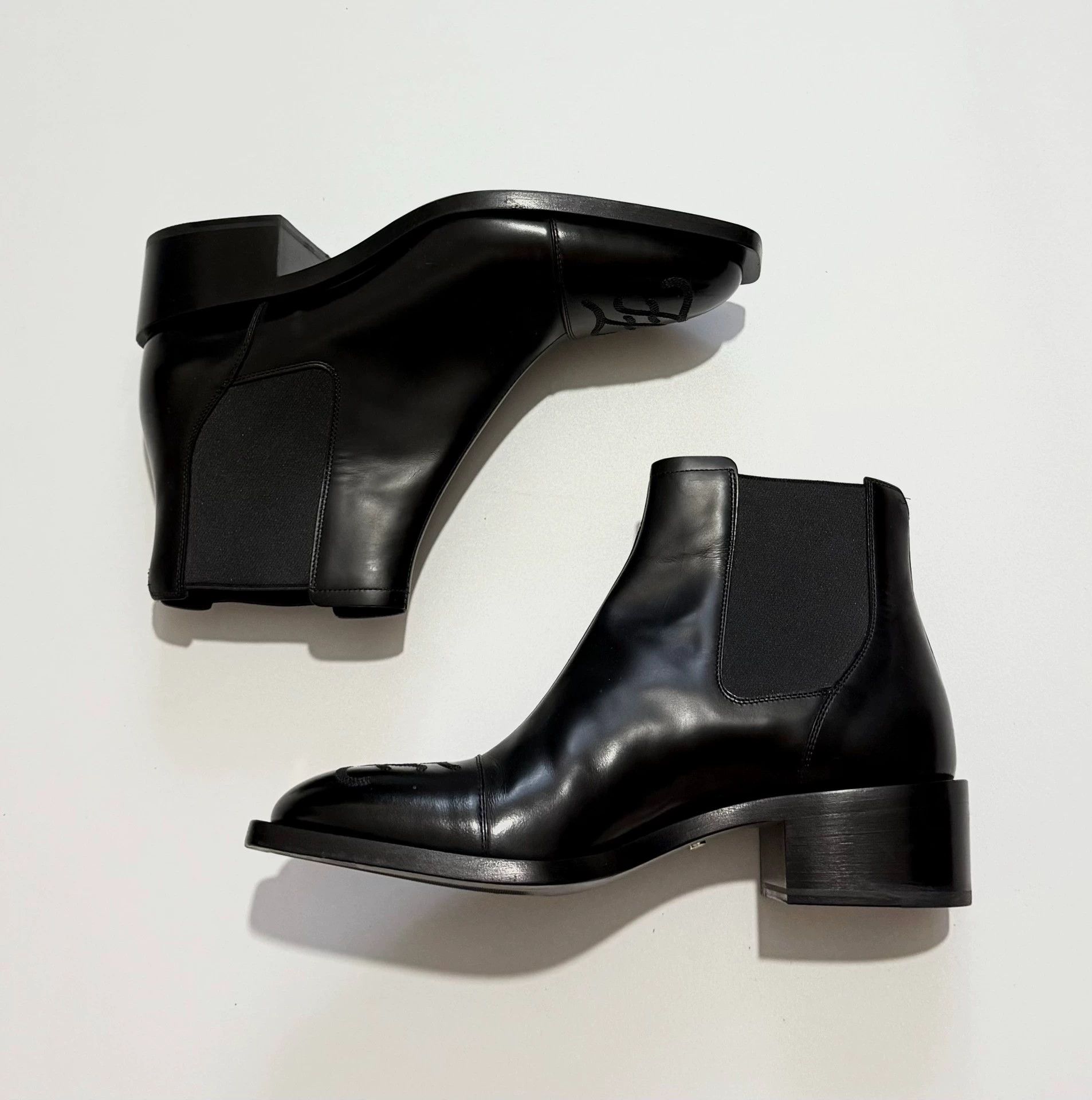 Fendi Fendi FF Logo Embroidered Chelsea Boots Black Calfskin 6 Size US 6 / EU 39 - 4 Thumbnail