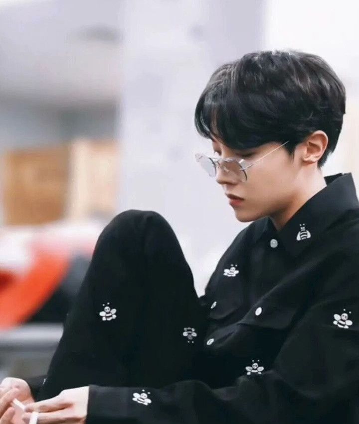 Dior Dior Black Bee Embroidery Denim Jacket Size US XS / EU 42 / 0 - 7 Thumbnail