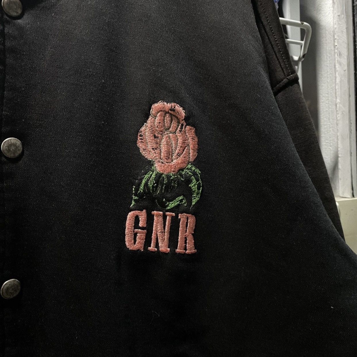 Guns N' Roses VINTAGE Guns N’ Roses Big Logo Embroidered Bomber Jacket Size US XL / EU 56 / 4 - 8 Thumbnail