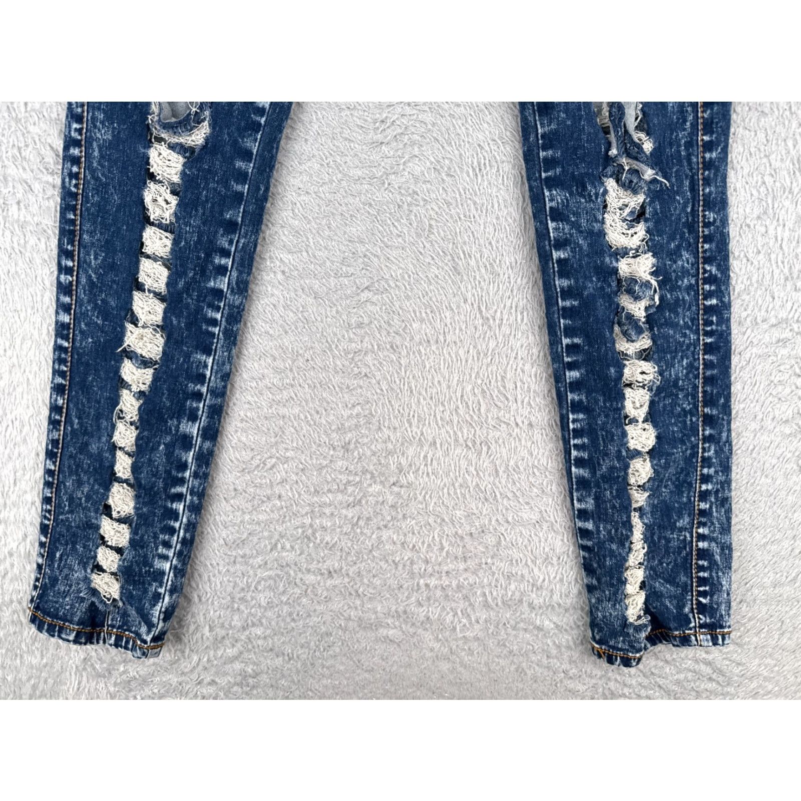 Almost Famous Almost Famous Jeans Women's Jeans Distressed High Rise 26x30 Cropped Denim Blue 7 Juniors 5-Pocket cutoff 90s Western Style - Not Vintage Size 28" / US 6 / IT 42 - 2 Thumbnail