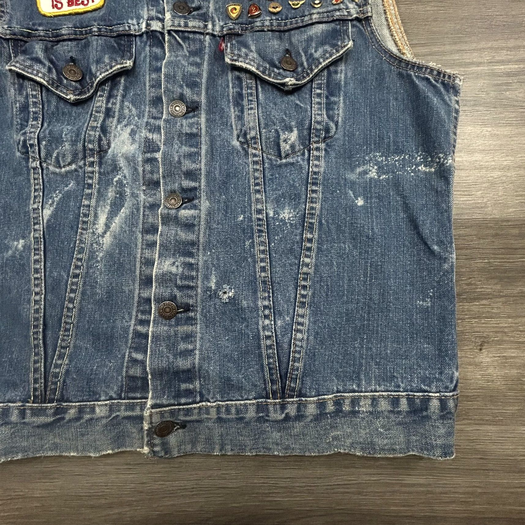 Levi's VINTAGE Levi's Denim Vest Biker Shirt Mens 44 Regular Blue 60s Patch Pins Motorcycle Leather Waistband Patch Embroidered Button Front Size US S / EU 44-46 / 1 - 4 Thumbnail