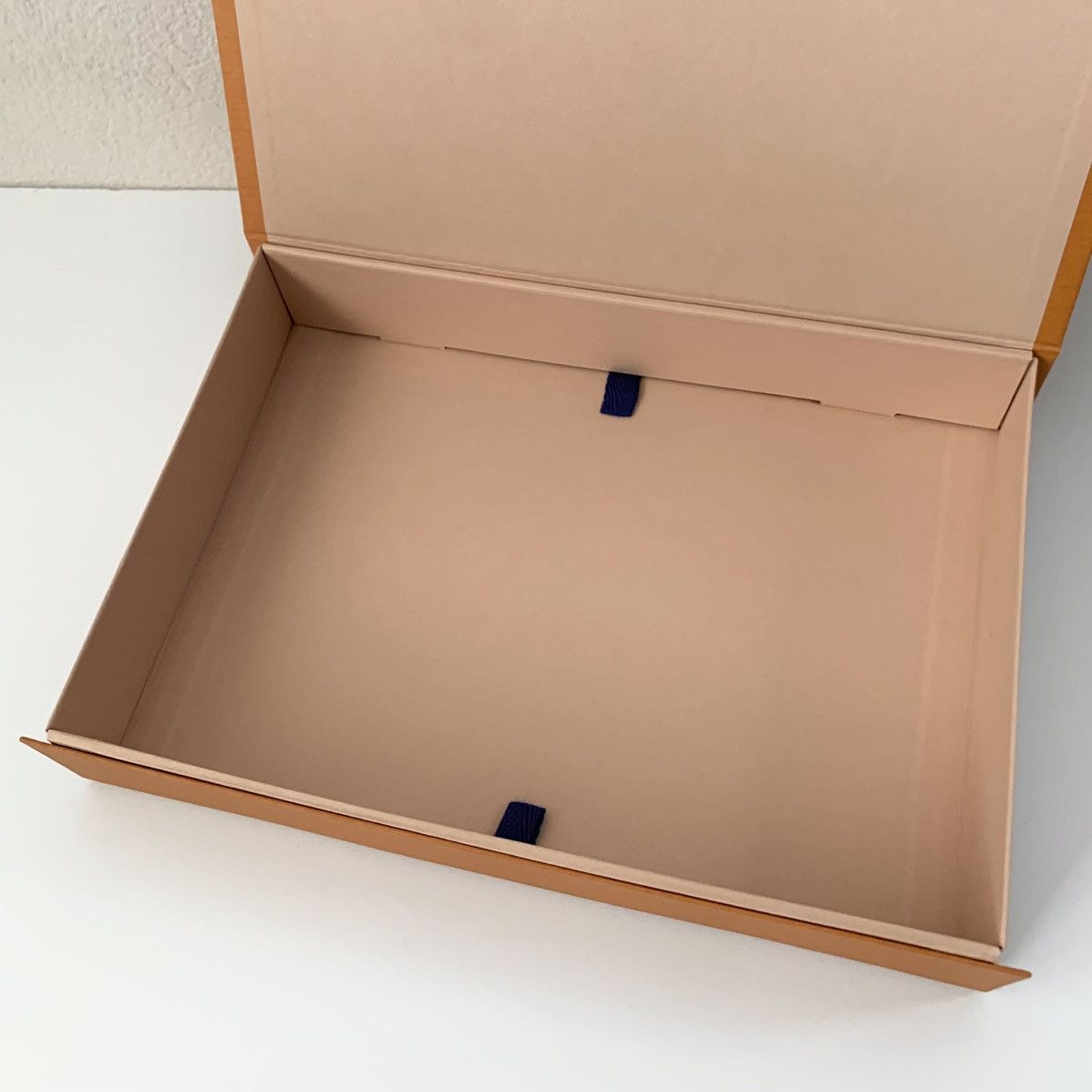 Louis Vuitton Louis Vuitton orange box magnetic closure Size ONE SIZE - 6 Thumbnail