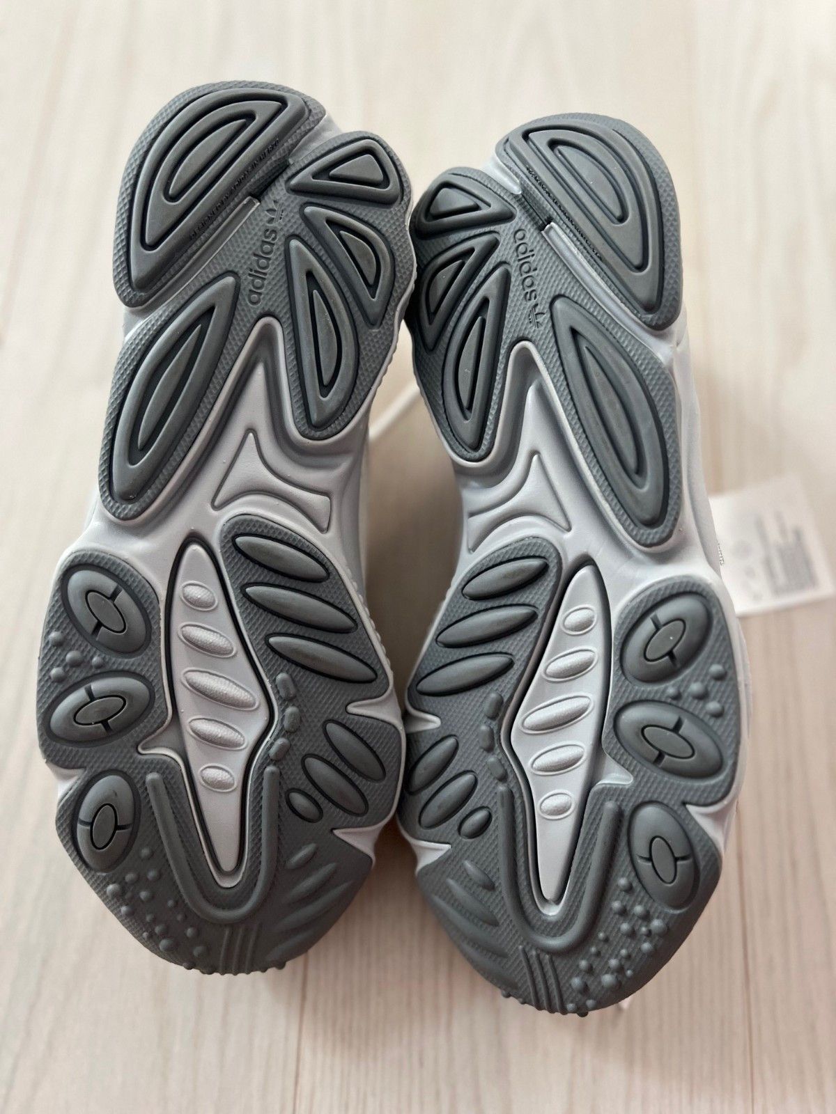 Adidas Adidas ID9816 Ozweego Sneakers White Grey ( 8.5 ) Size US 8.5 / EU 41-42 - 8 Thumbnail