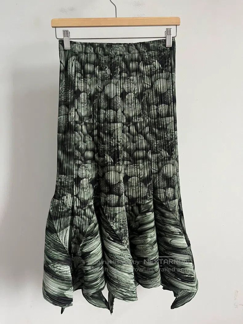 Issey Miyake Issey Miyake size:3 Green Midi Skirt Size 23" - 2 Thumbnail