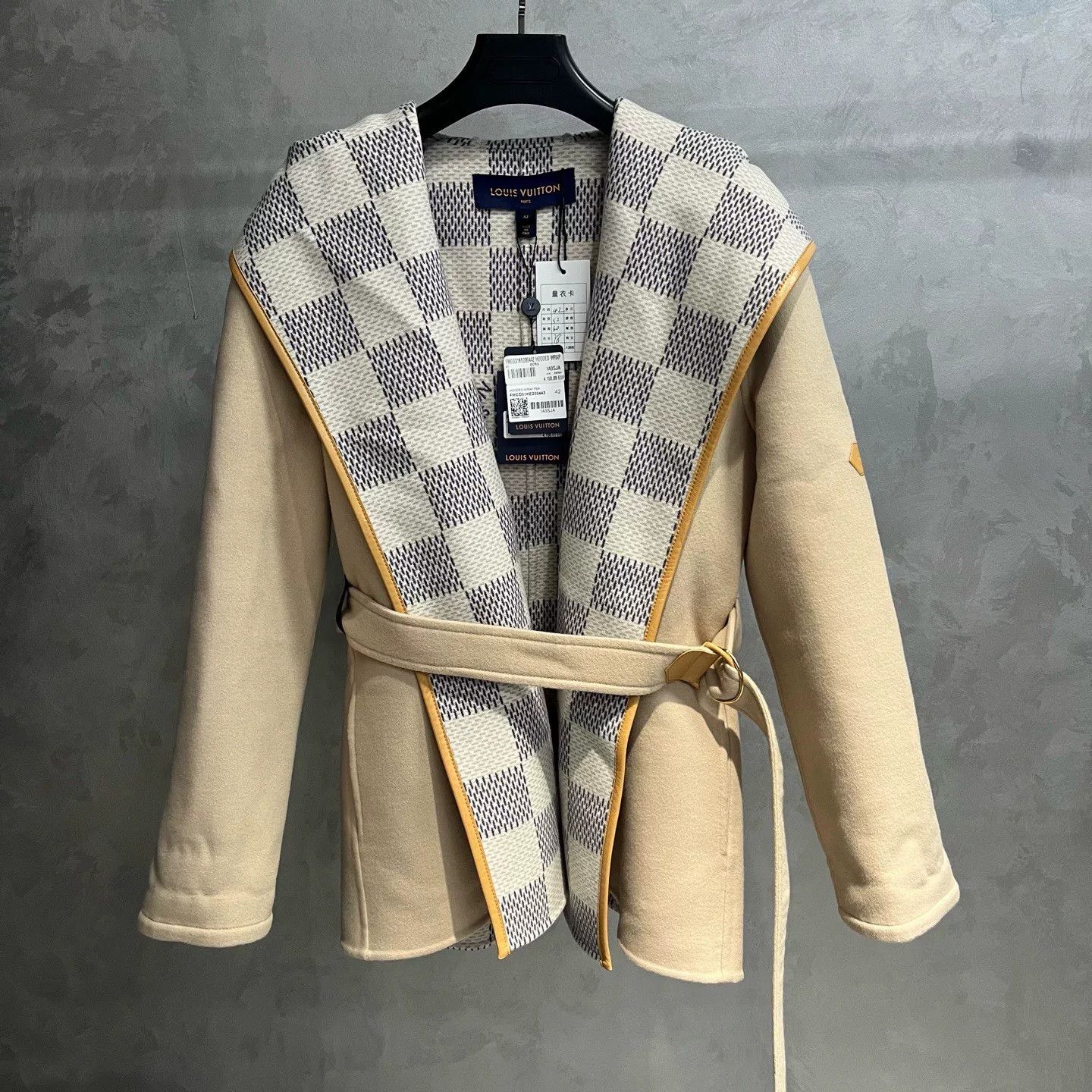 Louis Vuitton Louis Vuitton Beige Coat L Women Size L / US 10 / IT 46 - 1 Thumbnail