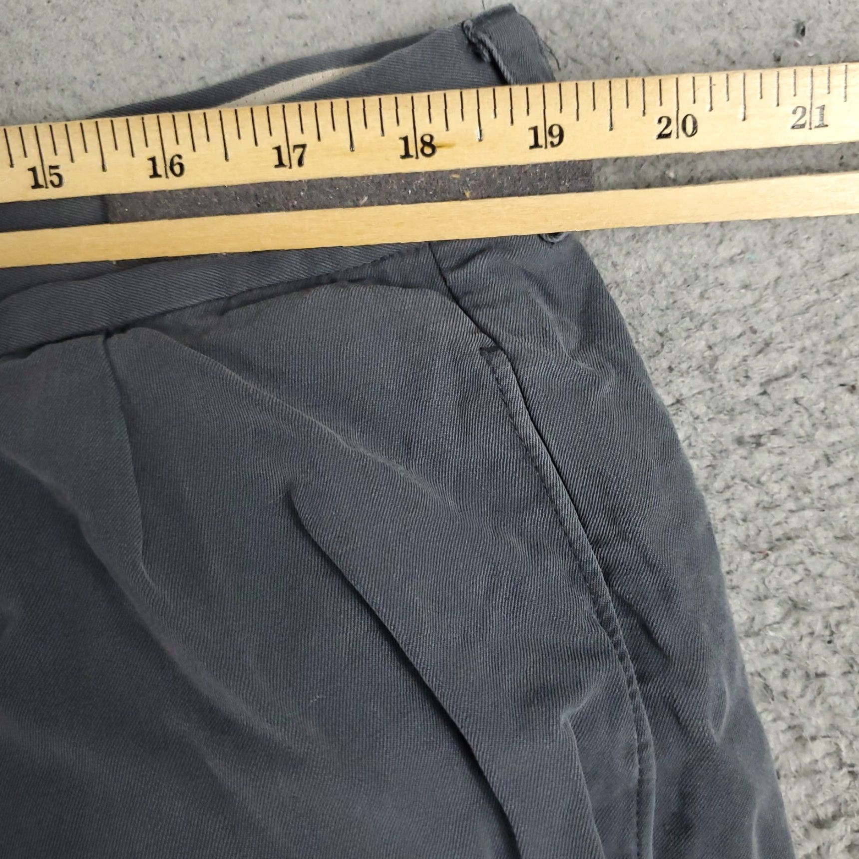 Tommy Bahama VINTAGE Tommy Bahama Shorts Men Size 38 Gray Silk Casual Pleated Chino Size US 38 / EU 54 - 4 Thumbnail