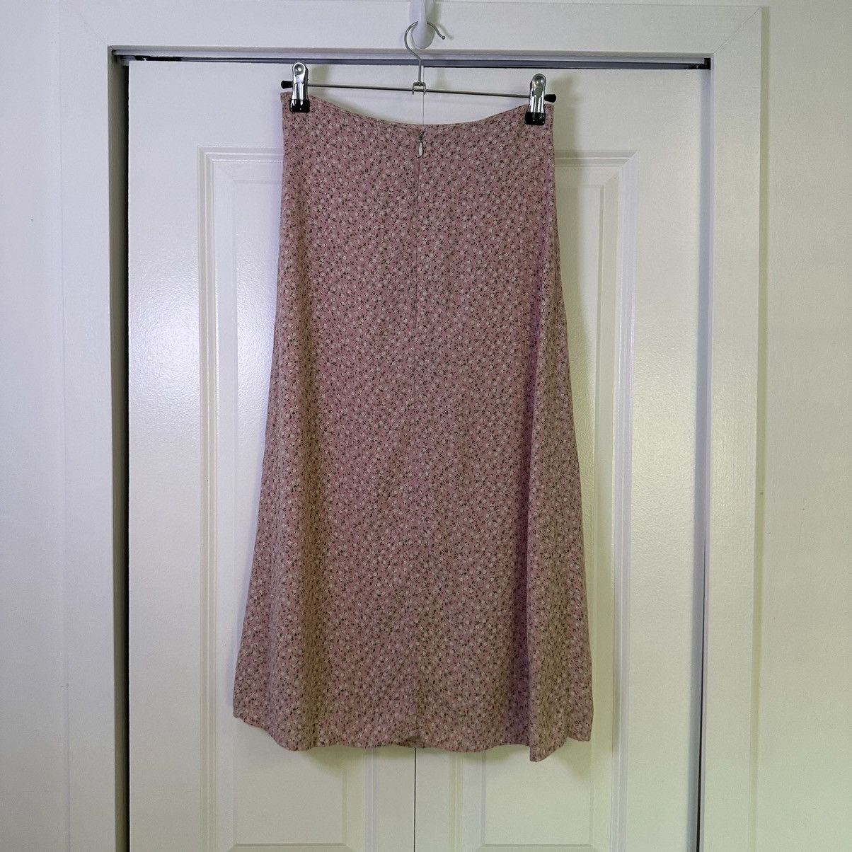 Brandy Melville Brandy Melville Pink Floral Midi Skirt Size 26" / US 2 / IT 38 - 2 Thumbnail