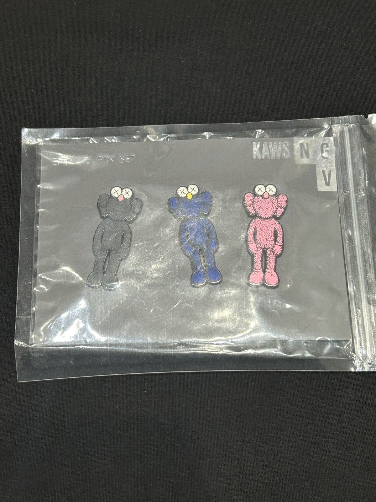 KAWS NGV PINS ピンバッチ カウズ BFF Pins KAWS NGV PINS ピンバッチ