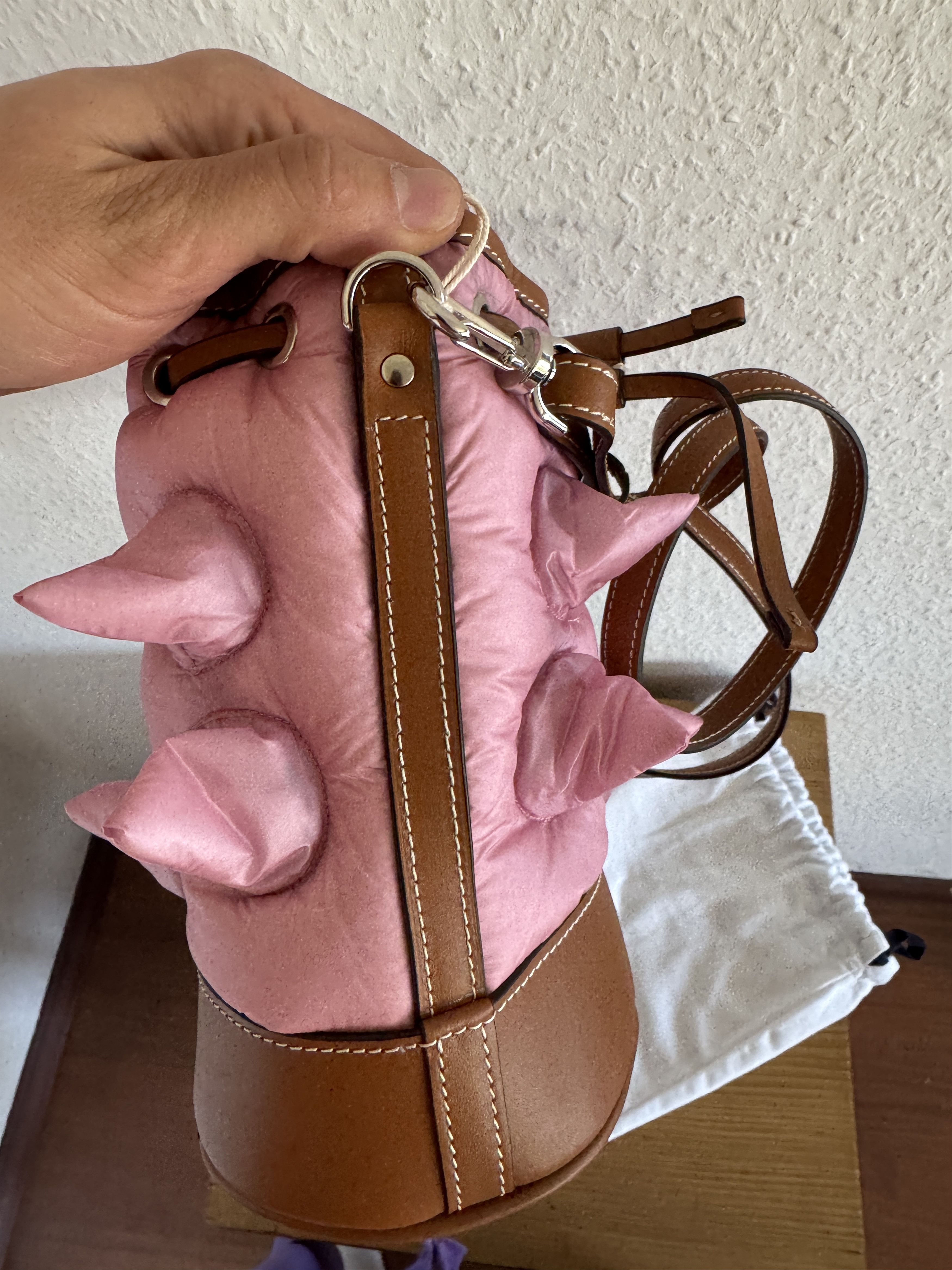 JW Anderson × Moncler Spike Critter Padded Bucket Bag Pink Size ONE SIZE - 5 Thumbnail