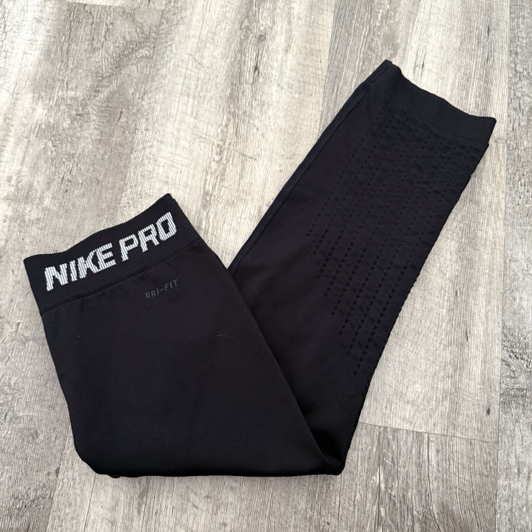 Nike Nike Pro Cropped Leggings Womens Small Black Dri-Fit Workout Activewear Stretch Compression Moisture-Wicking Inseam 17in Solid Pattern Athletic Shoes? Size 28" / US 6 / IT 42 - 7 Thumbnail