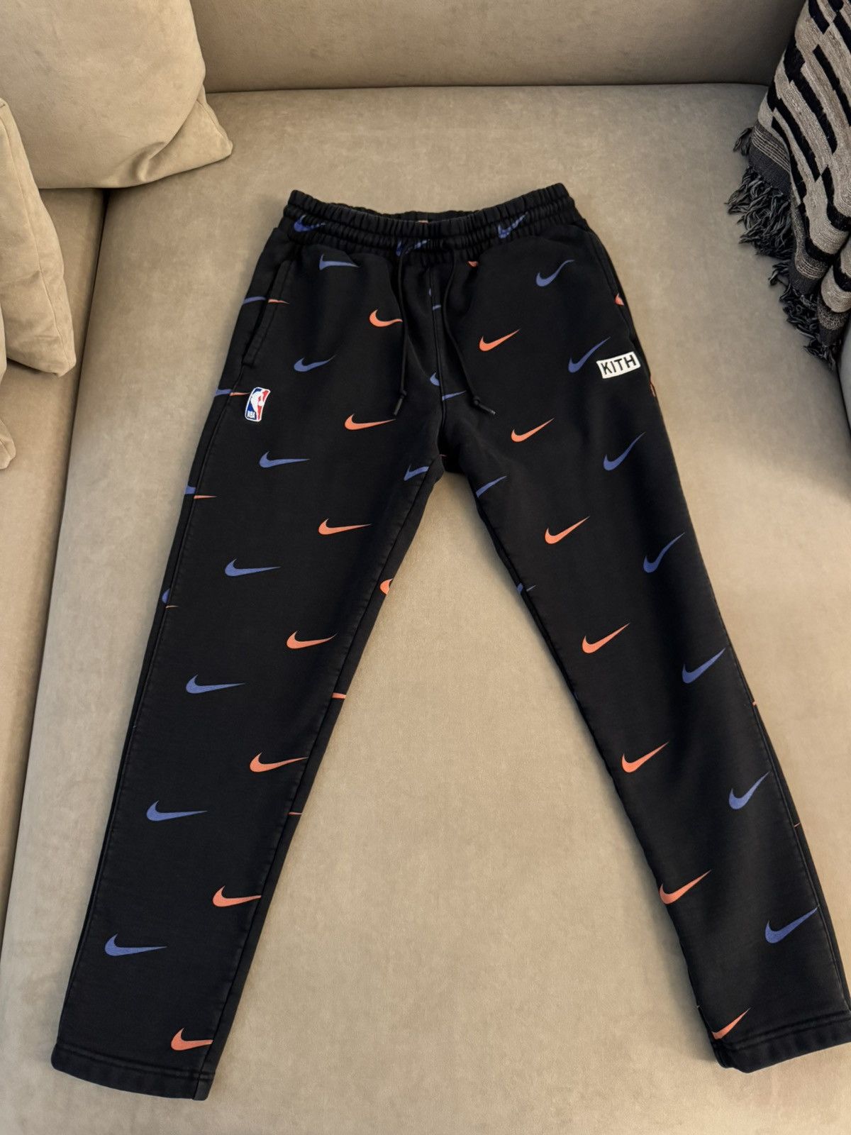 KITH & NIKE FOR NEW YORK KNICKS AOP FLEECE PANT - BLACK
