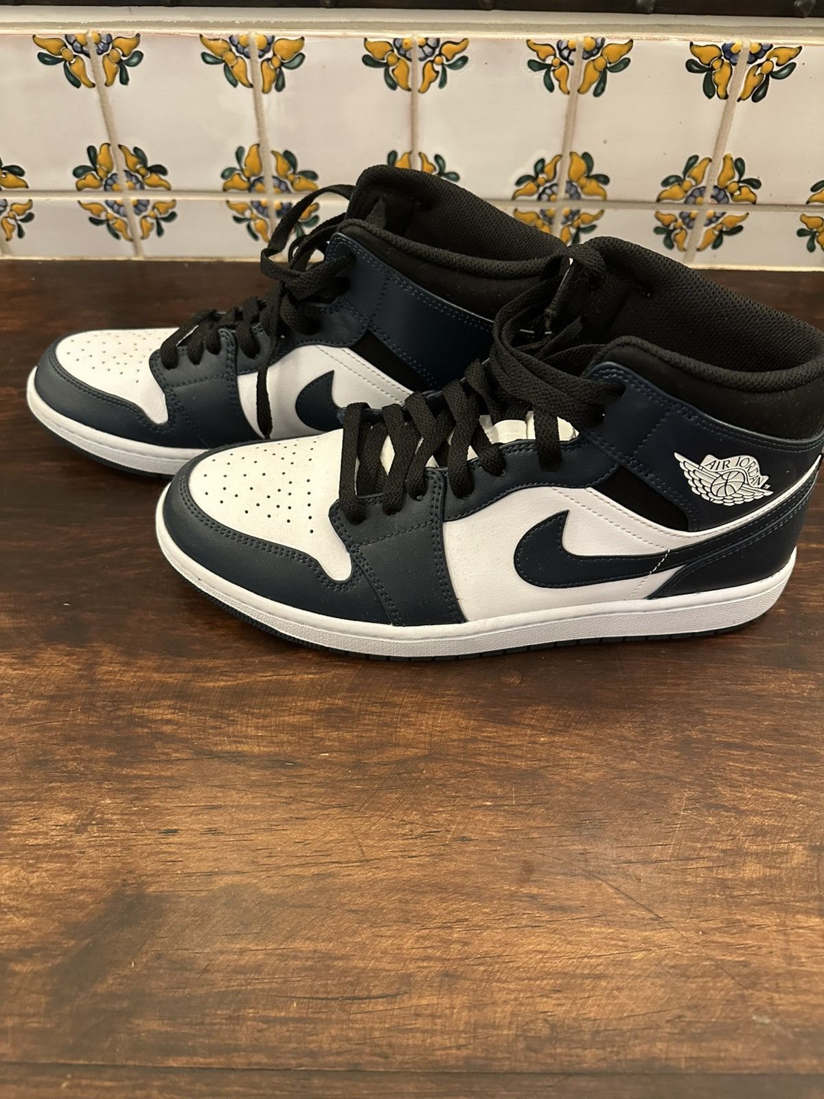 Nike Jordan 1 mid Size US 10.5 / EU 43-44 - 2 Thumbnail