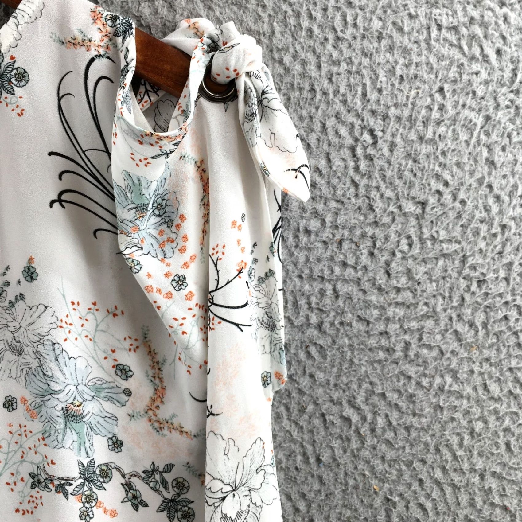 Vintage Maurices Blouse Top Womens Medium White Floral Sleeveless Tie Shoulder Pullover Size M / US 6-8 / IT 42-44 - 4 Thumbnail
