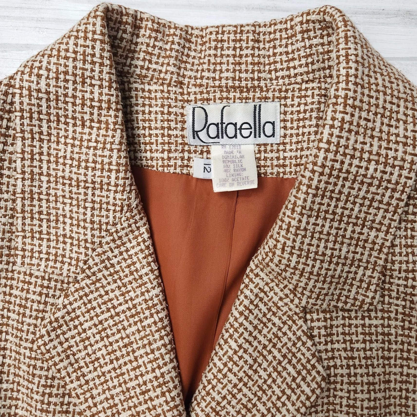 Vintage VINTAGE Rafaella Blazer Jacket womens Size 12 Brown White Textured Silk Blend 60% Silk 40% Rayon Two-Button Short Sleeve Lined Beige/ Brown Sports? Size XL / US 12-14 / IT 48-50 - 4 Thumbnail