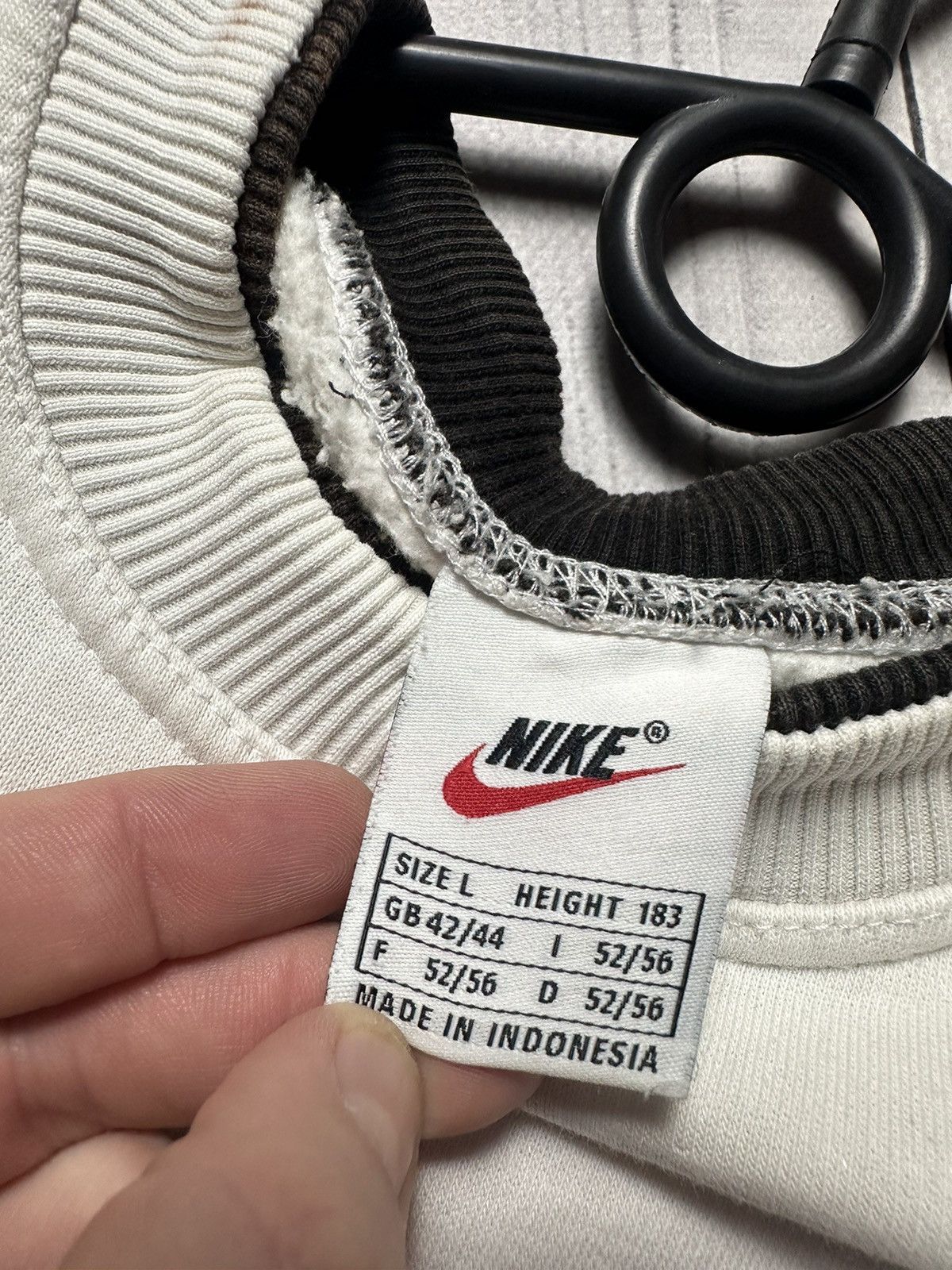 Vintage Vintage Nike sweatshirt logo white size M/L central swoosh Size US M / EU 48-50 / 2 - 5 Thumbnail
