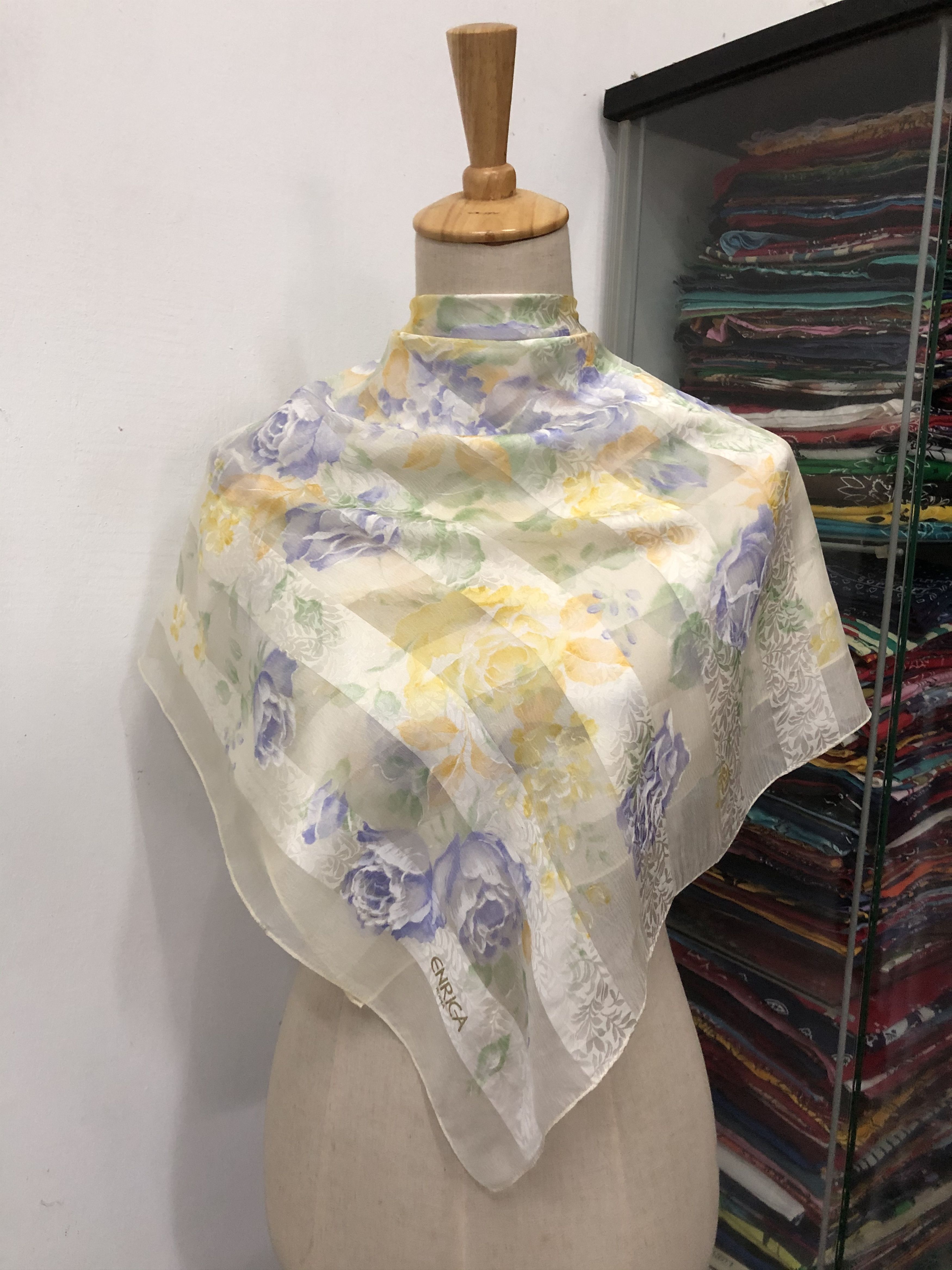 Vintage Vintage Enriga Silk Scarf Size ONE SIZE - 1 Thumbnail